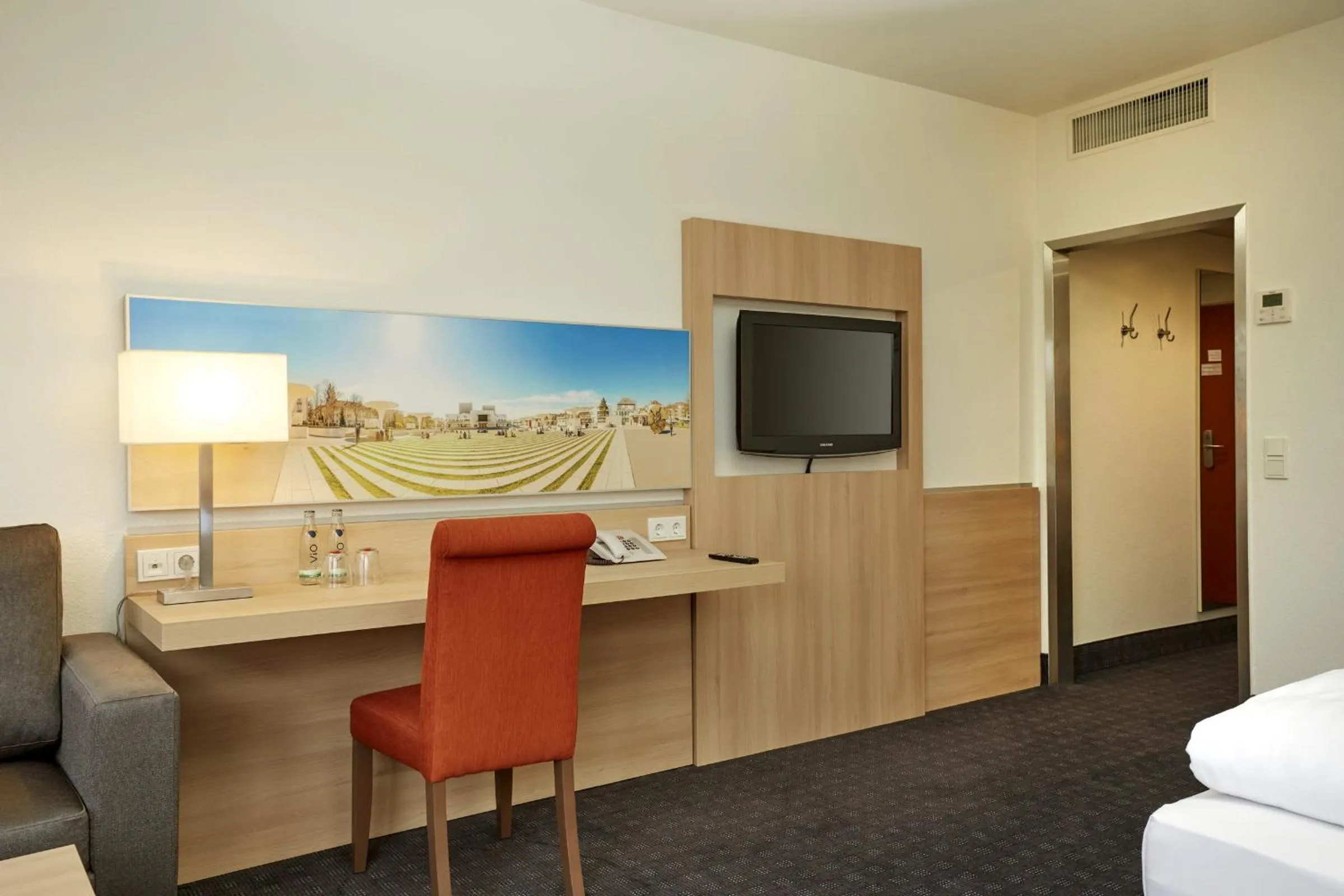 Photo of the whole room in H+ Hotel Darmstadt