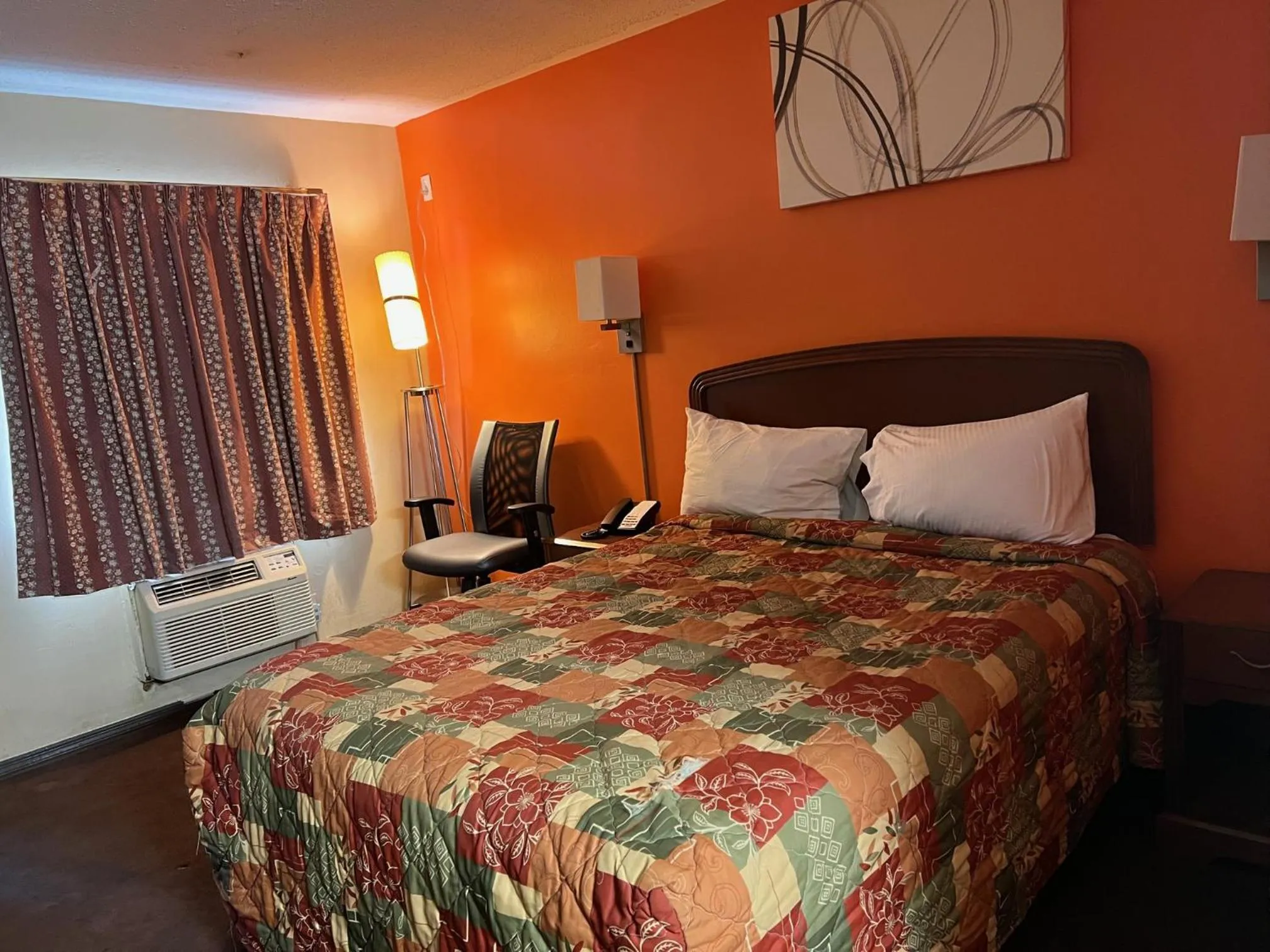 Bedroom, Bed in Lebanon Inn Motel