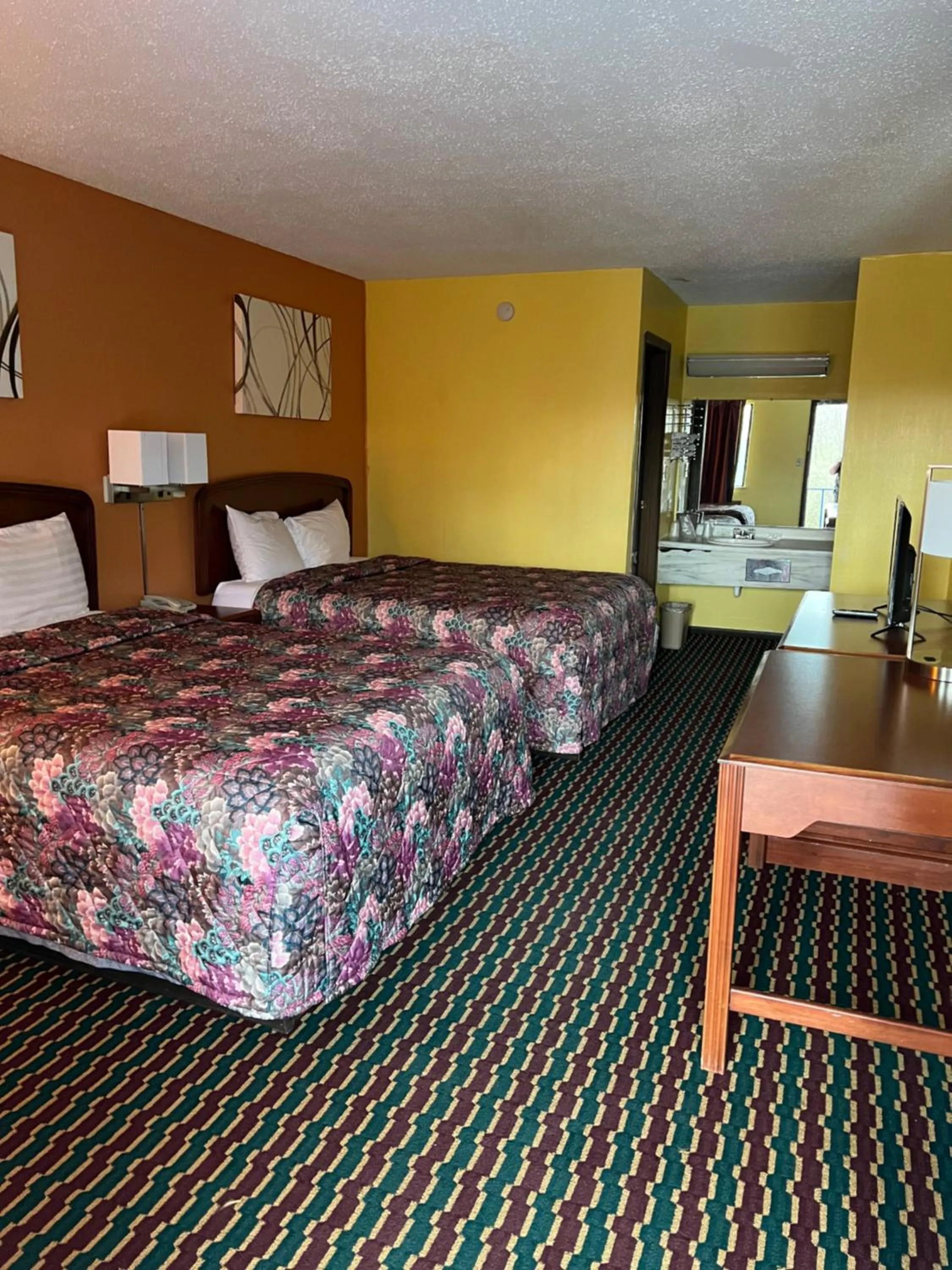 Bed in Lebanon Inn Motel