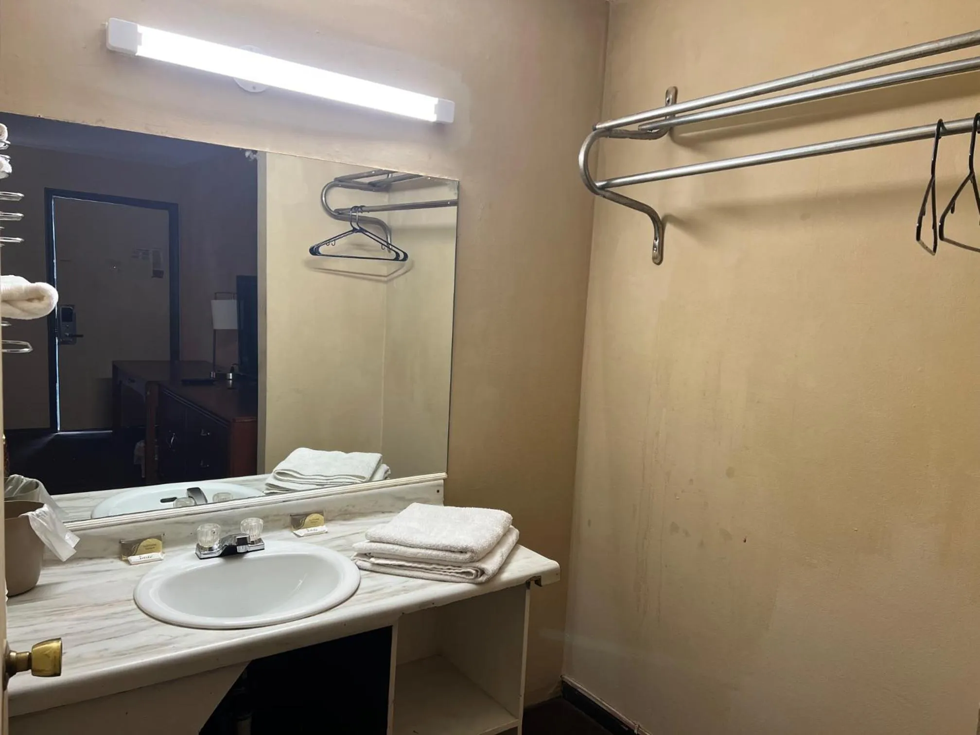 Bathroom in Lebanon Inn Motel