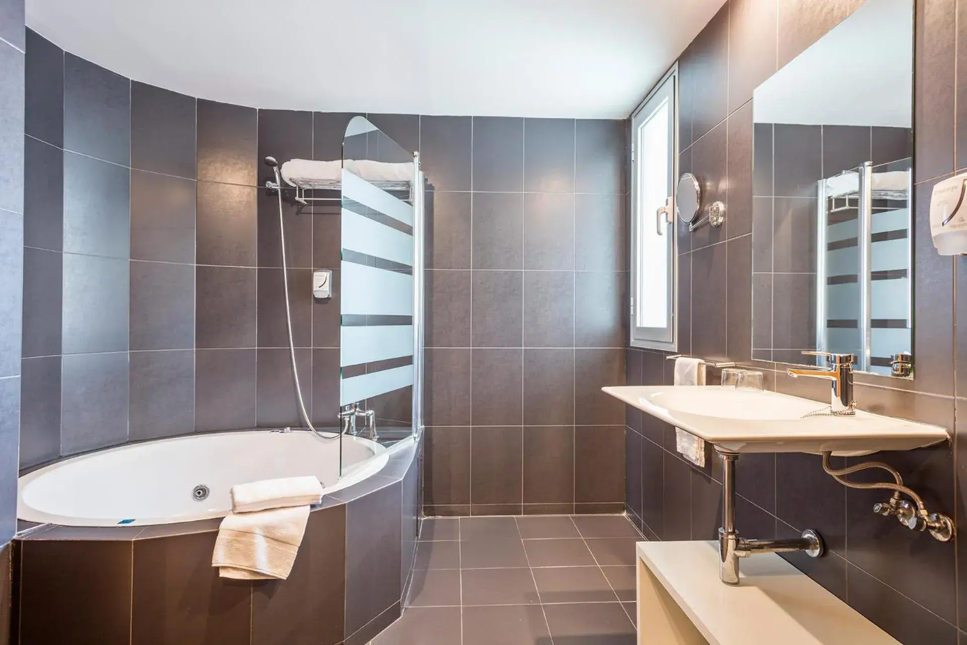 Bathroom in Hotel Balneario Playa de Comarruga Bathroom in Hotel Balneario Playa de Comarruga