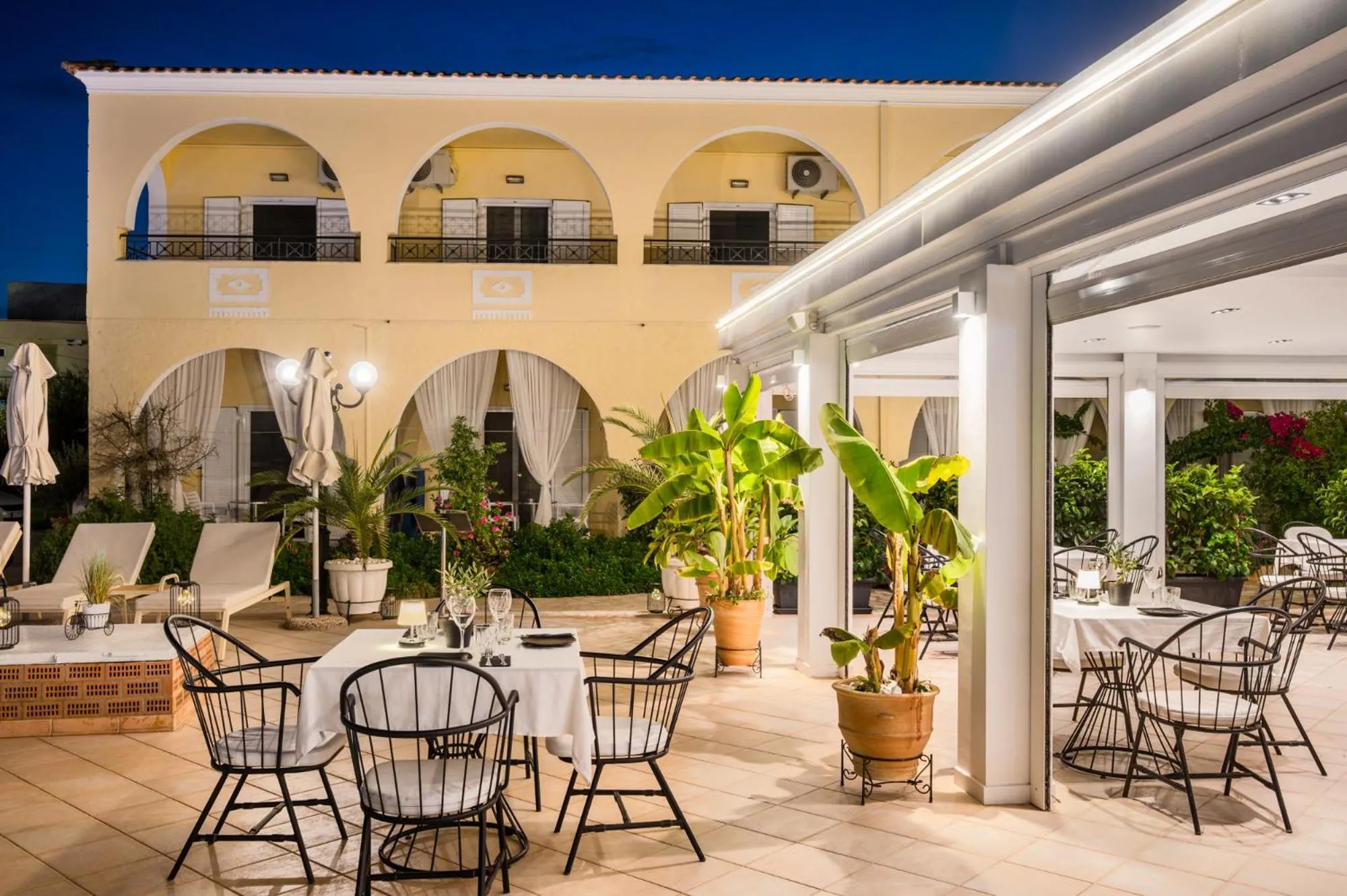 Restaurant/places to eat in Konstantina Apartments