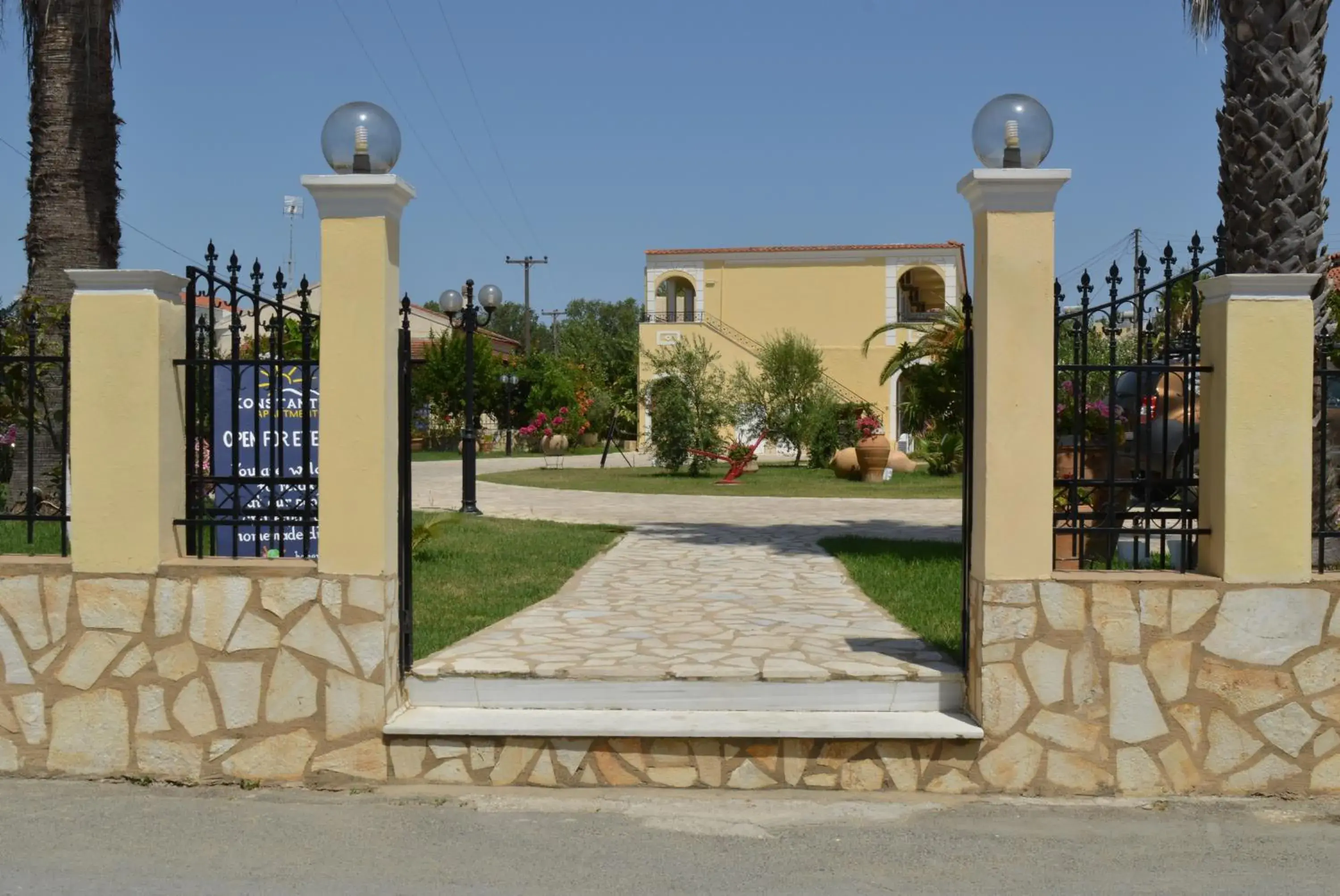 Facade/entrance in Konstantina Apartments Facade/entrance in Konstantina Apartments