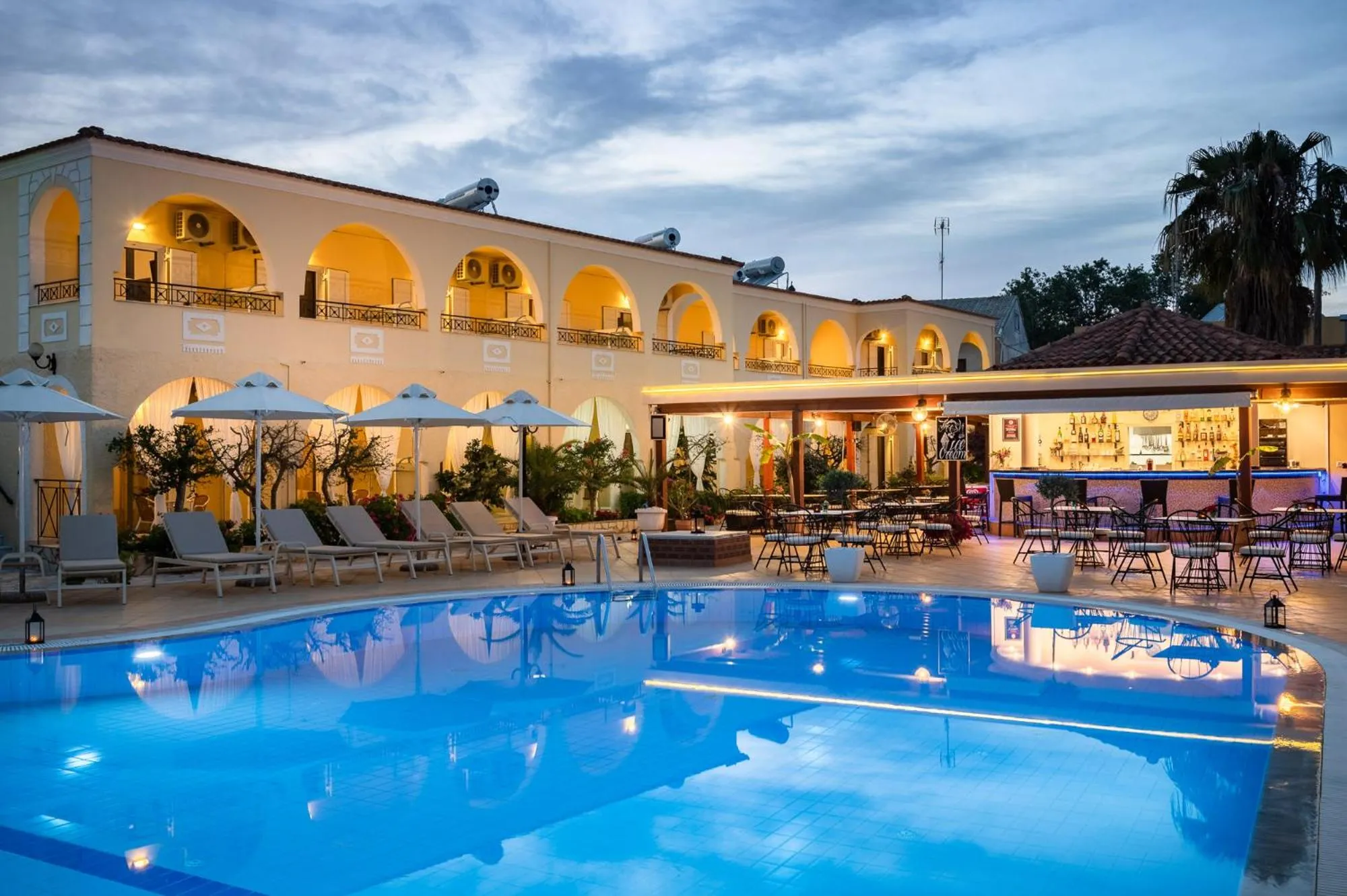 Restaurant/places to eat in Konstantina Apartments