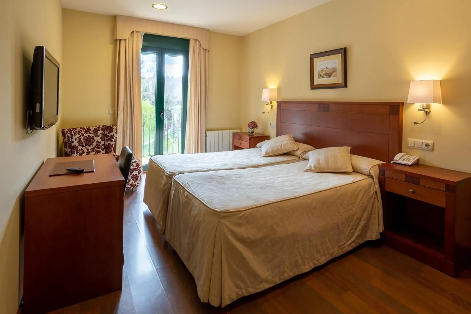 Photo of the whole room, Bed in Hotel de Camprodón