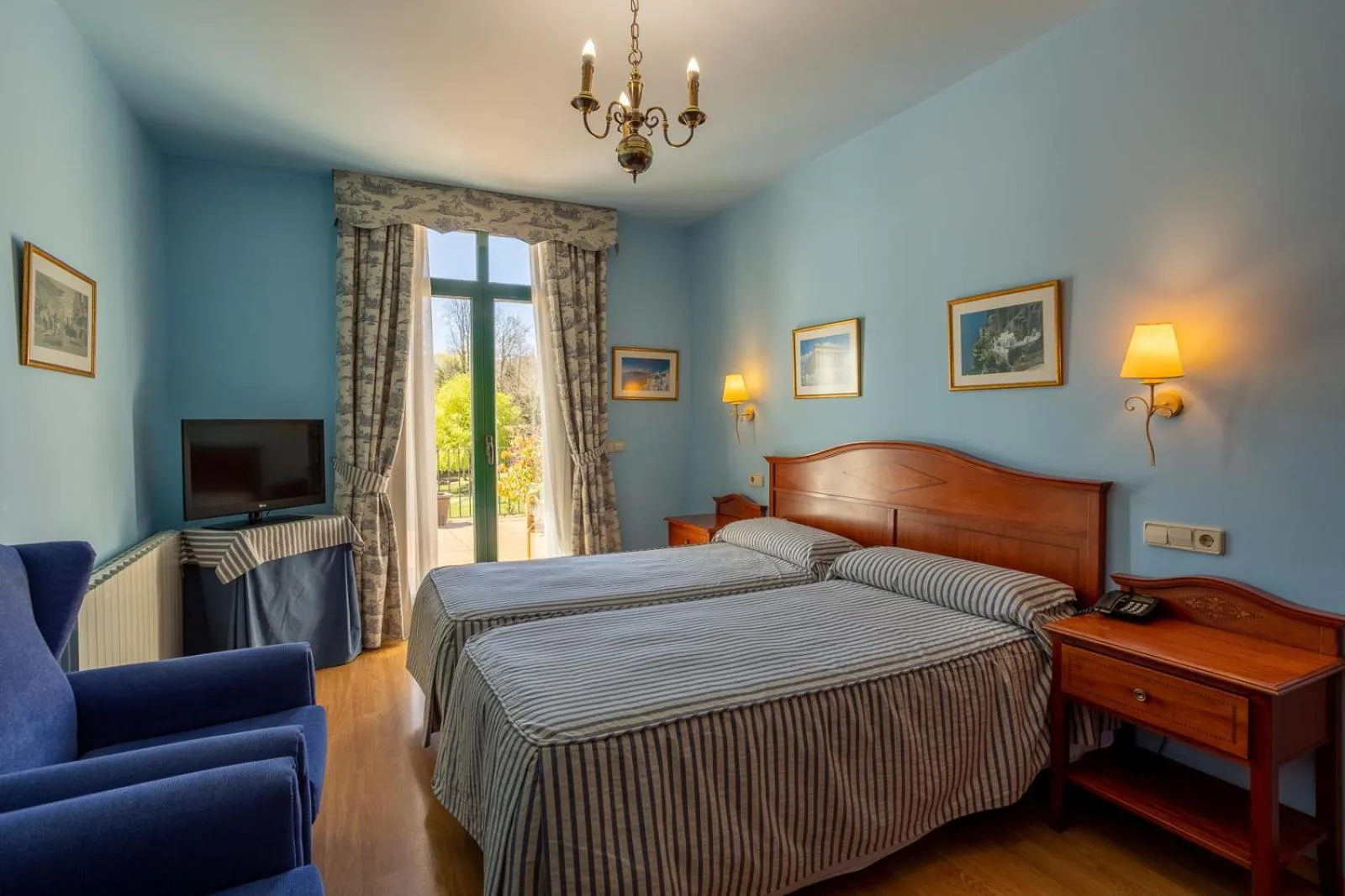 Photo of the whole room, Bed in Hotel de Camprodón