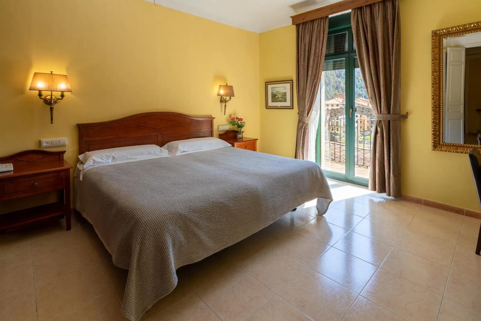 Photo of the whole room, Bed in Hotel de Camprodón