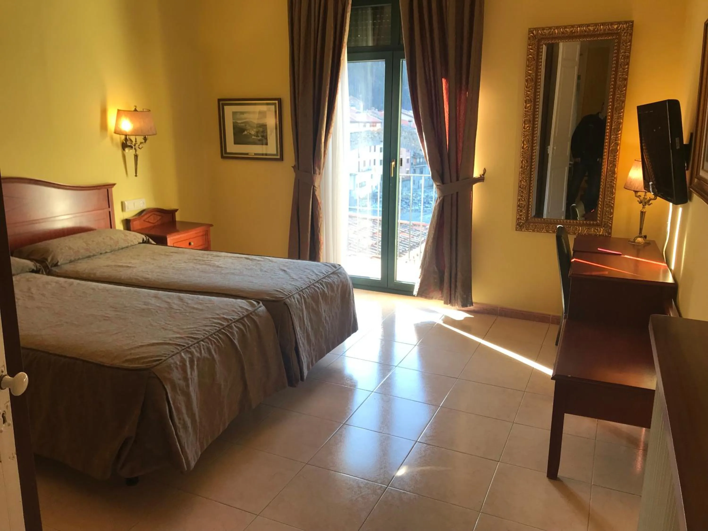 Photo of the whole room, Bed in Hotel de Camprodón
