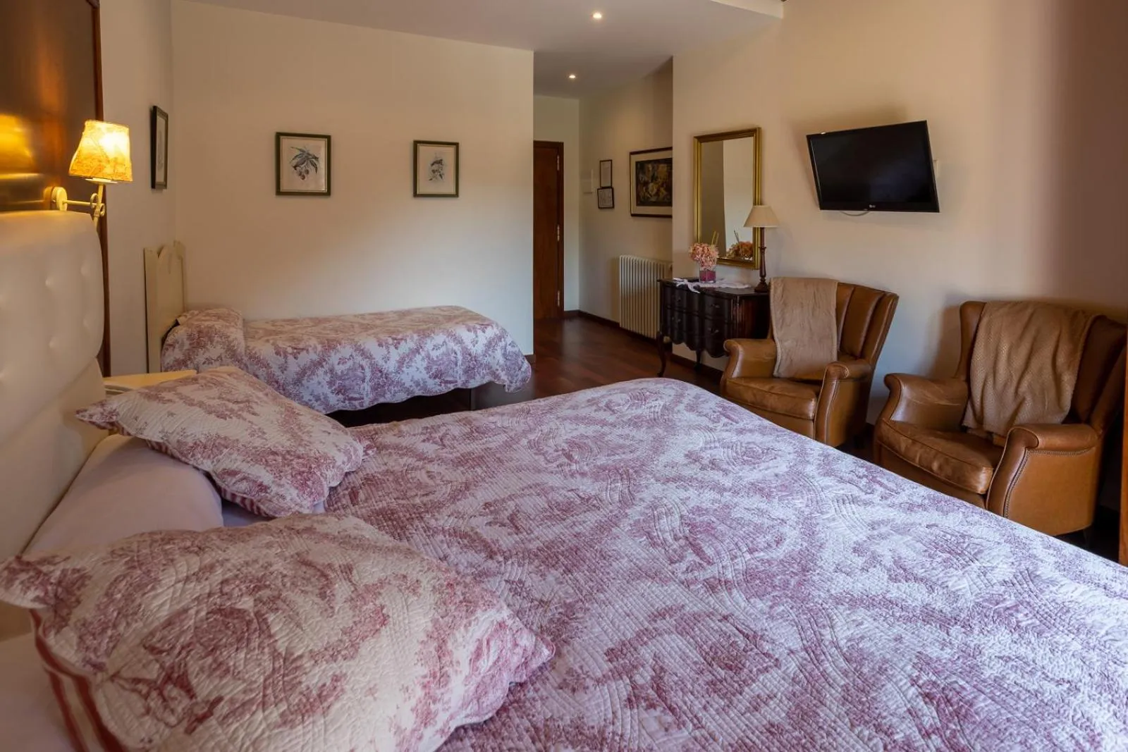 Photo of the whole room, Bed in Hotel de Camprodón