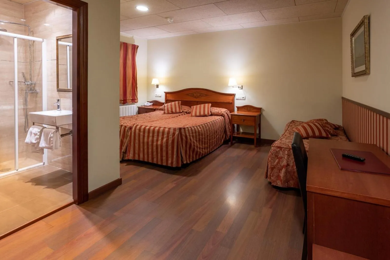 Photo of the whole room, Bed in Hotel de Camprodón