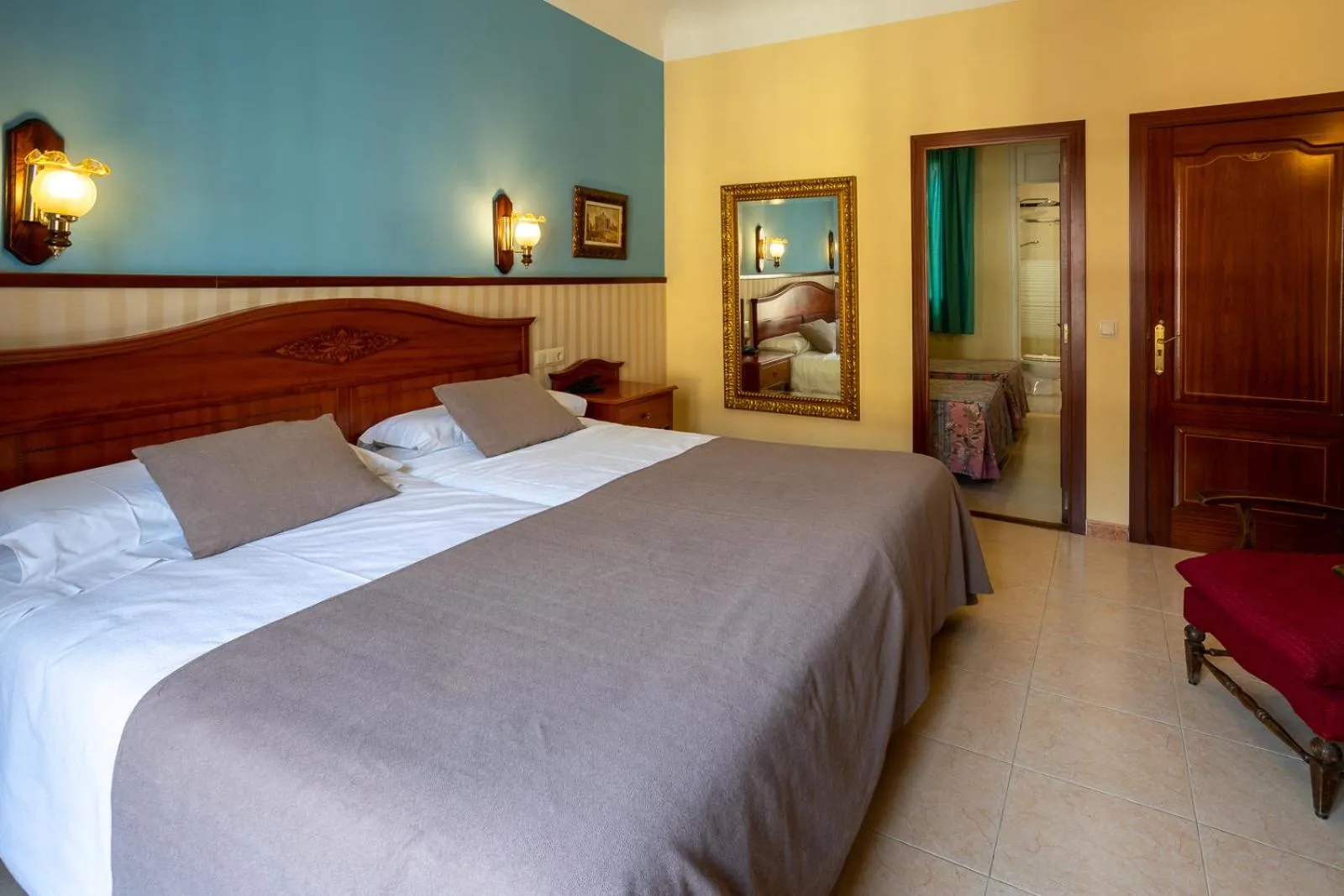 Photo of the whole room, Bed in Hotel de Camprodón