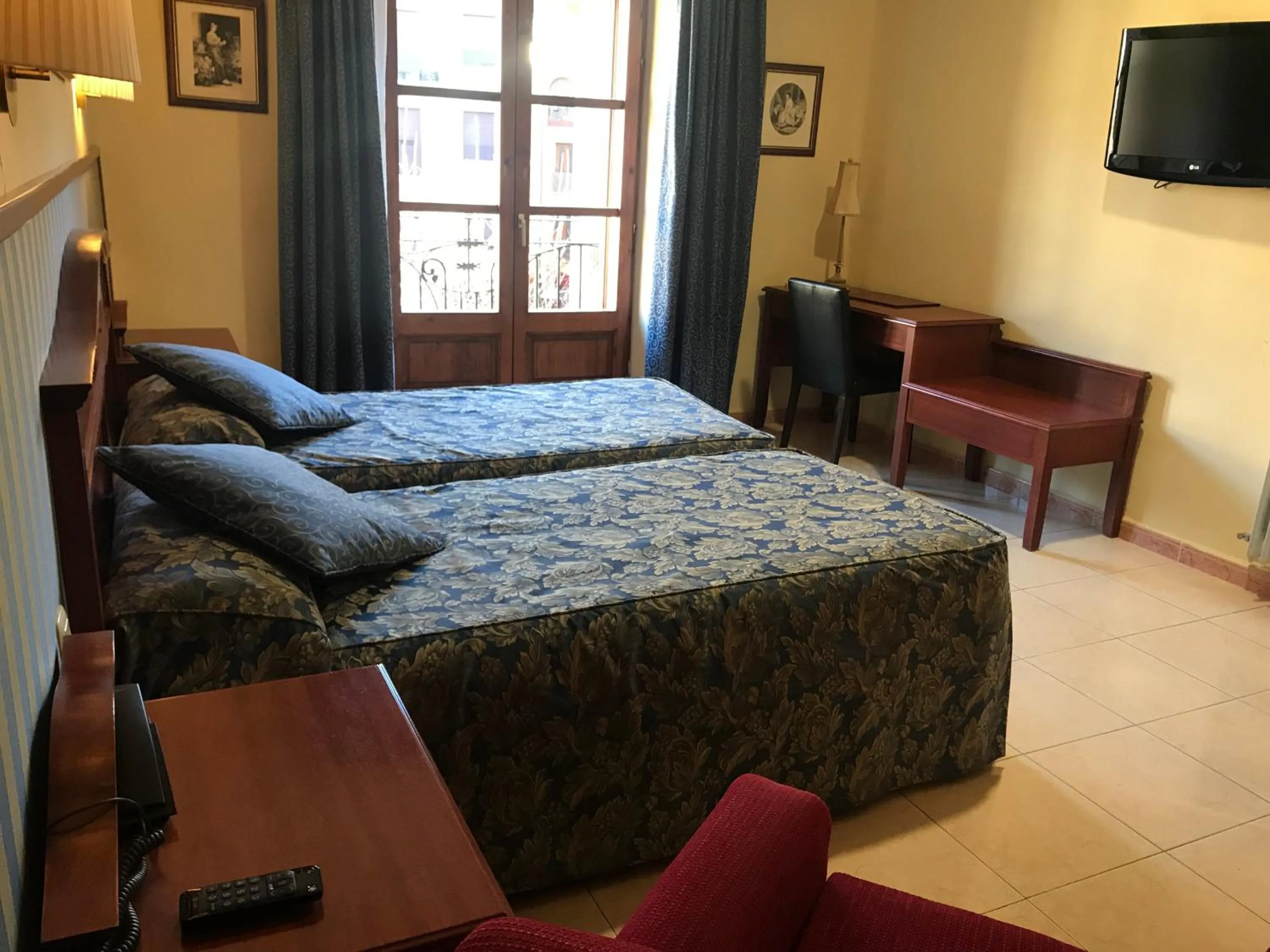 Photo of the whole room, Bed in Hotel de Camprodón