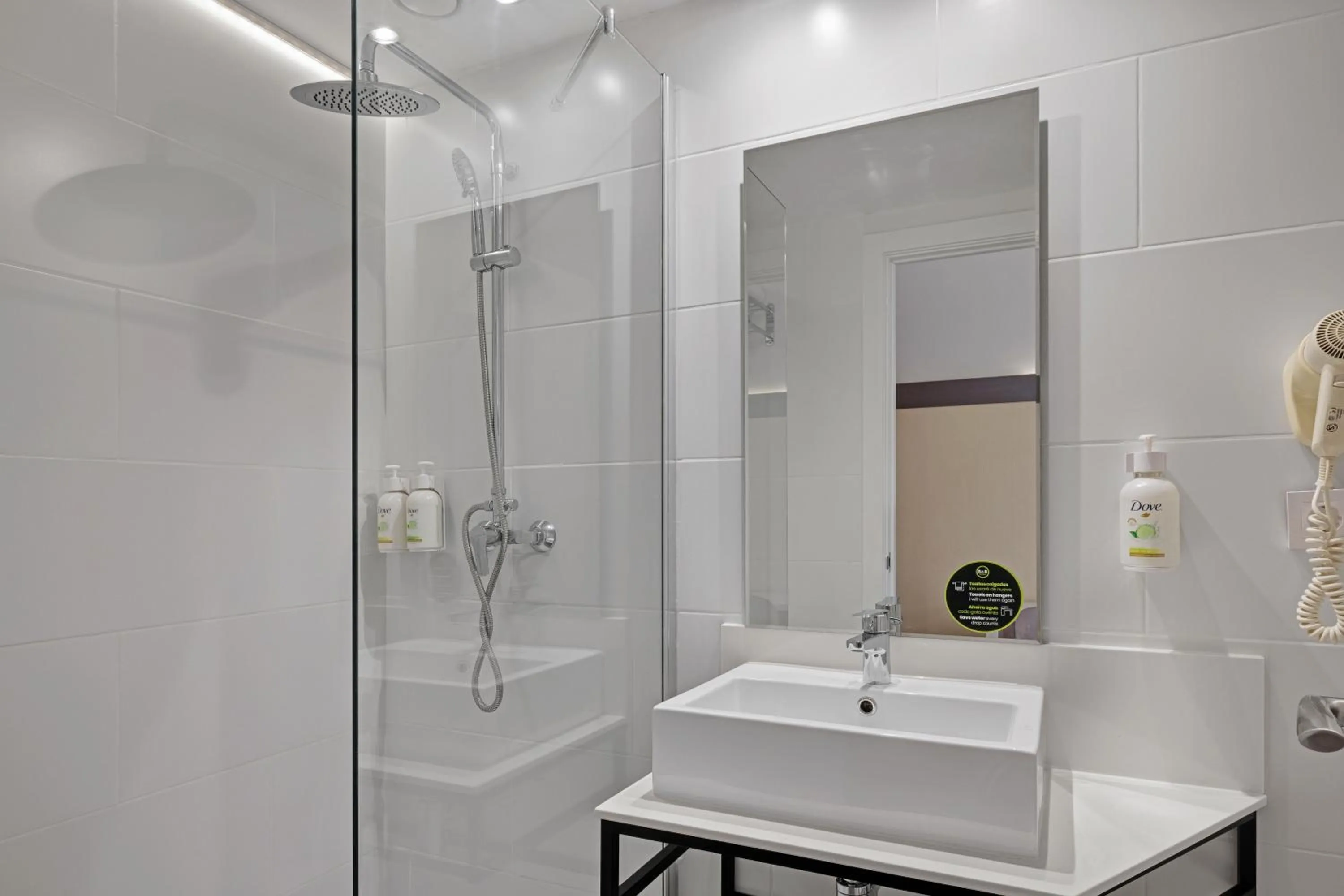 Shower in B&B HOTEL Girona 2