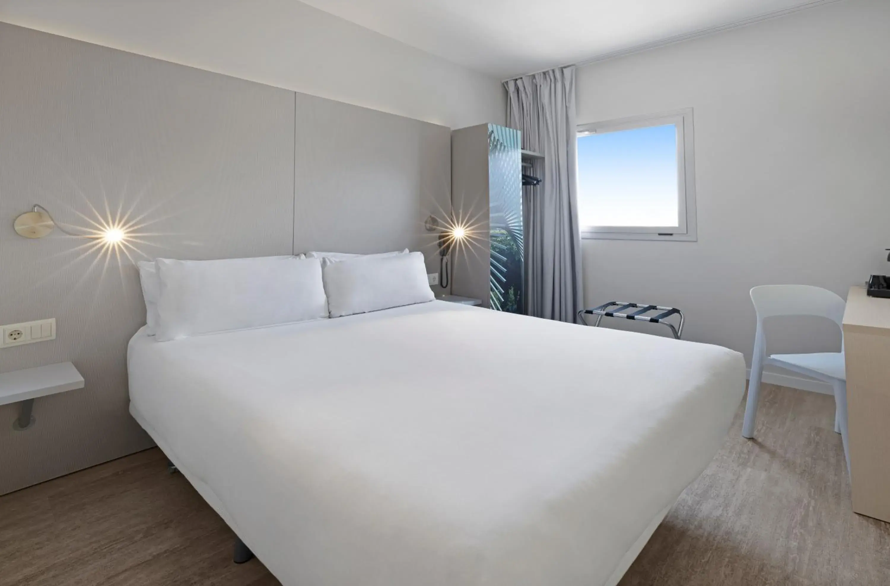 Superior Double Room in B&B HOTEL Girona 2 Superior Double Room in B&B HOTEL Girona 2