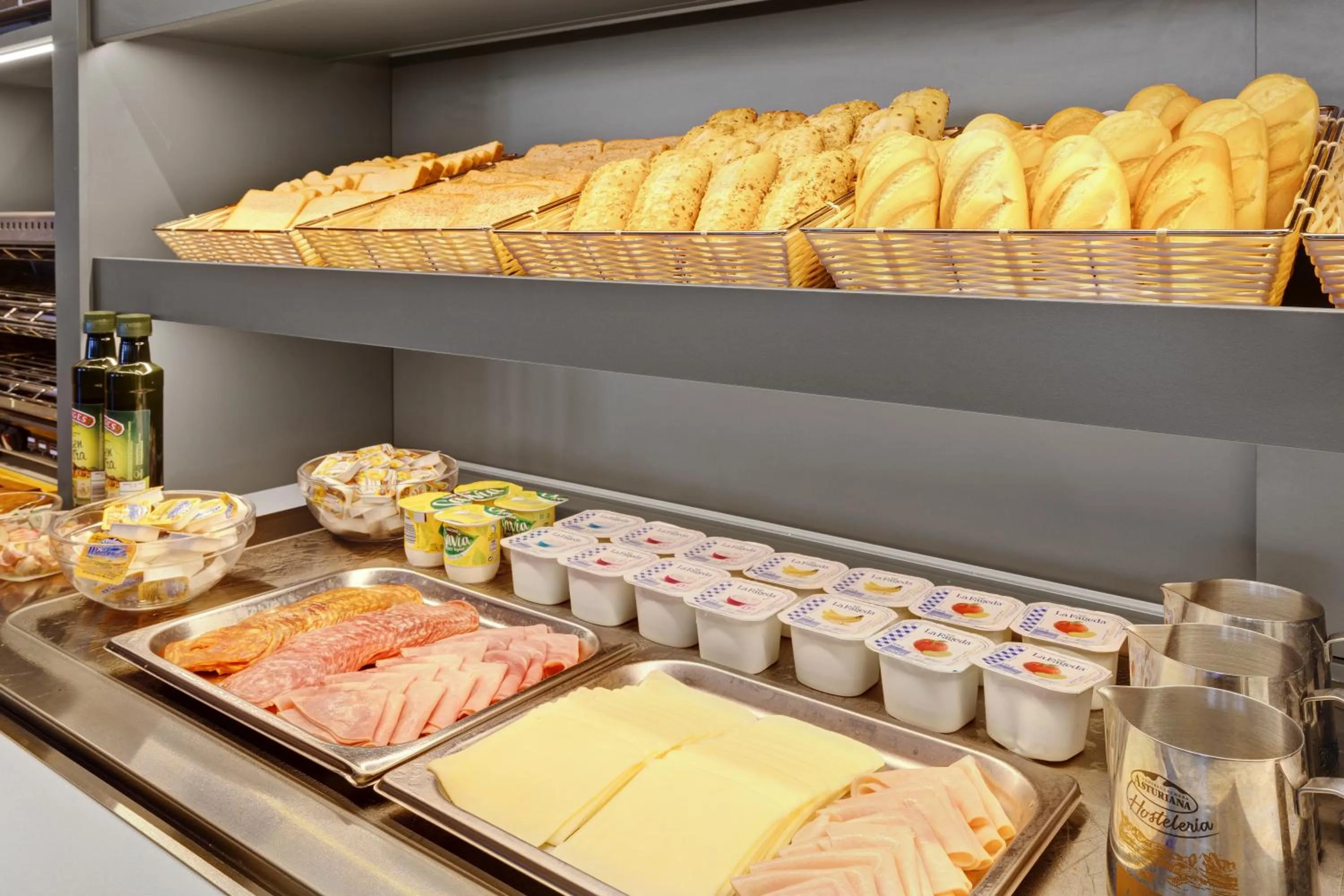 Food and drinks in B&B HOTEL Girona 2