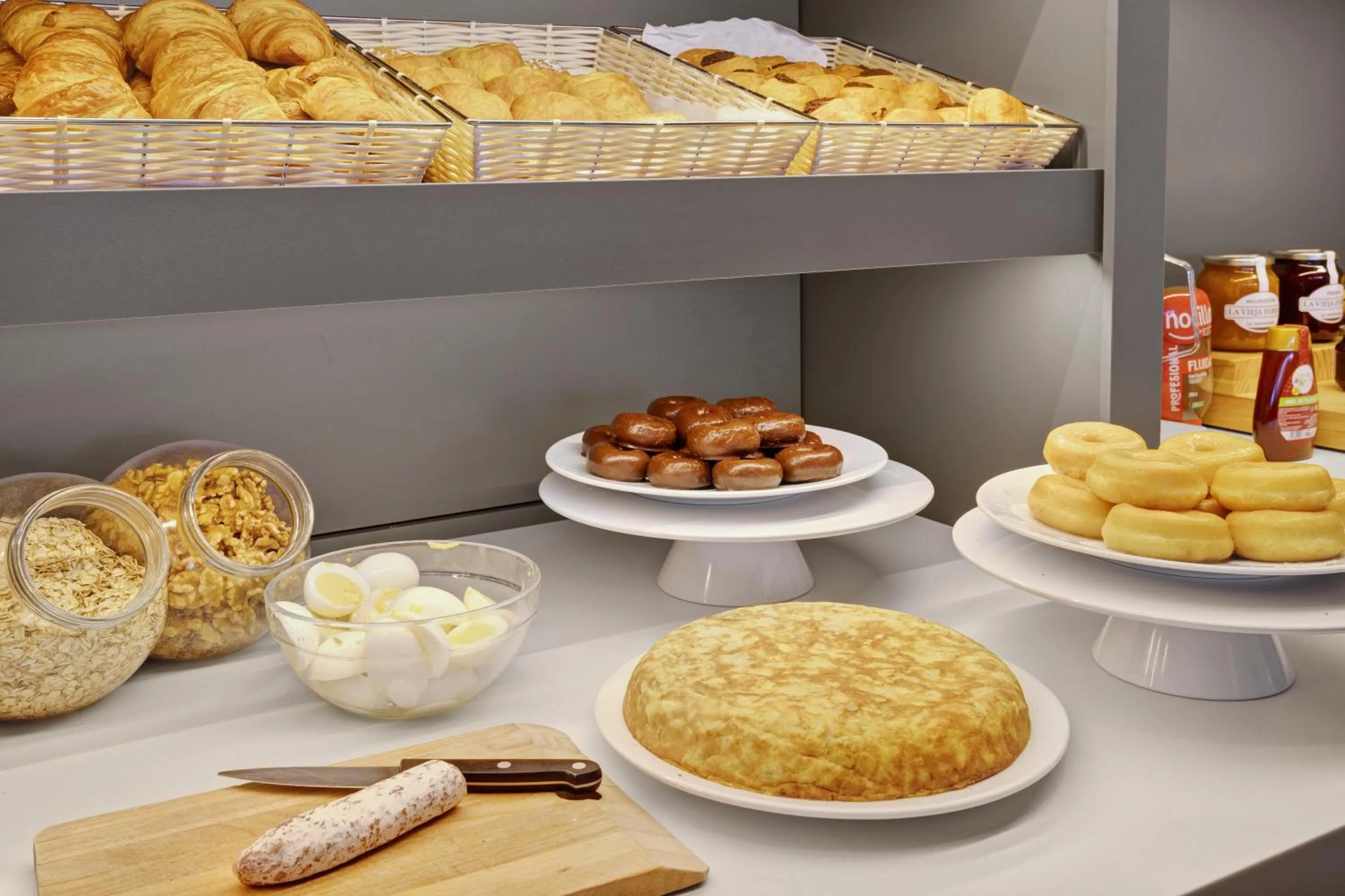 Food in B&B HOTEL Girona 2