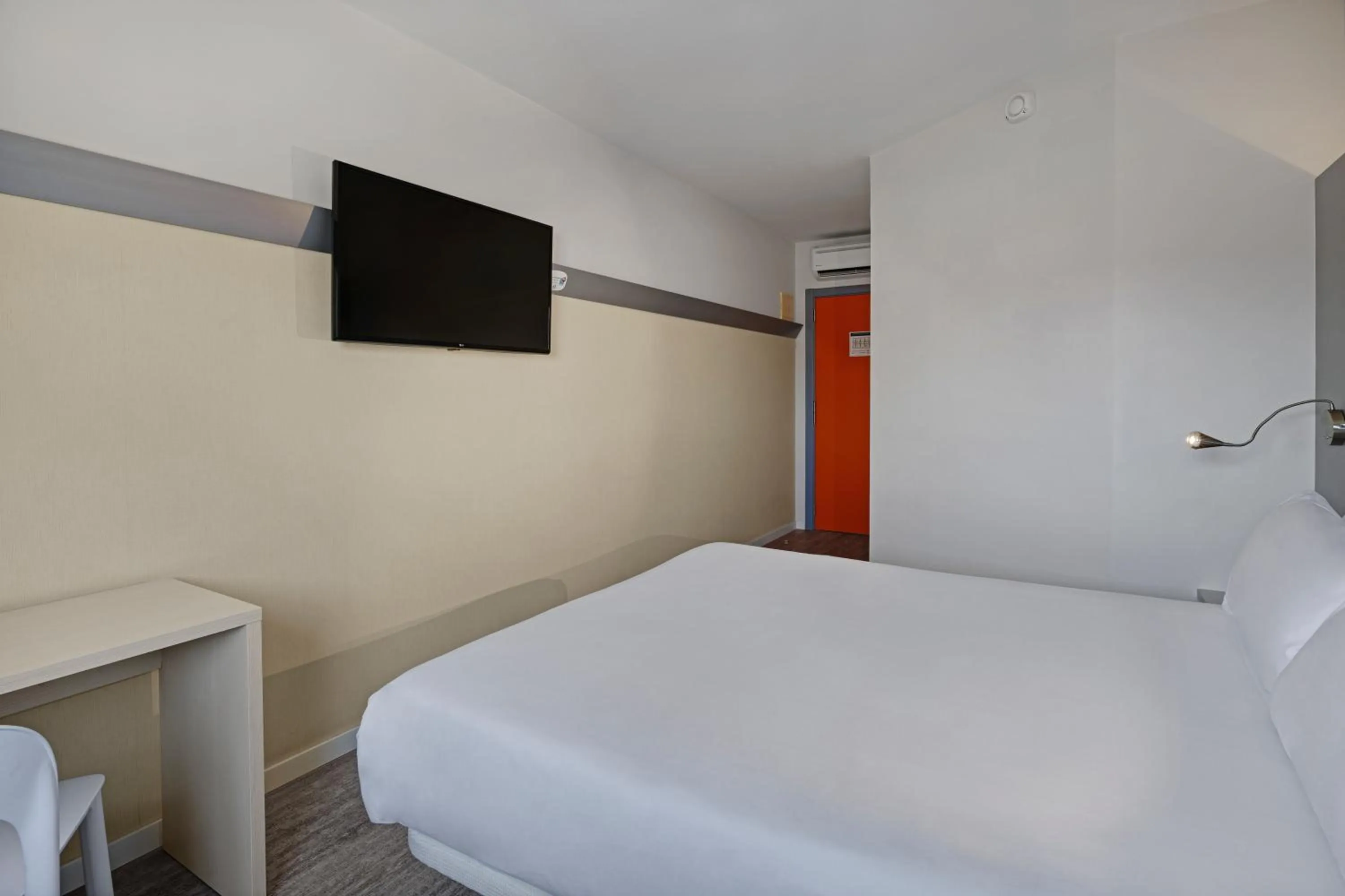 Bed in B&B HOTEL Girona 2