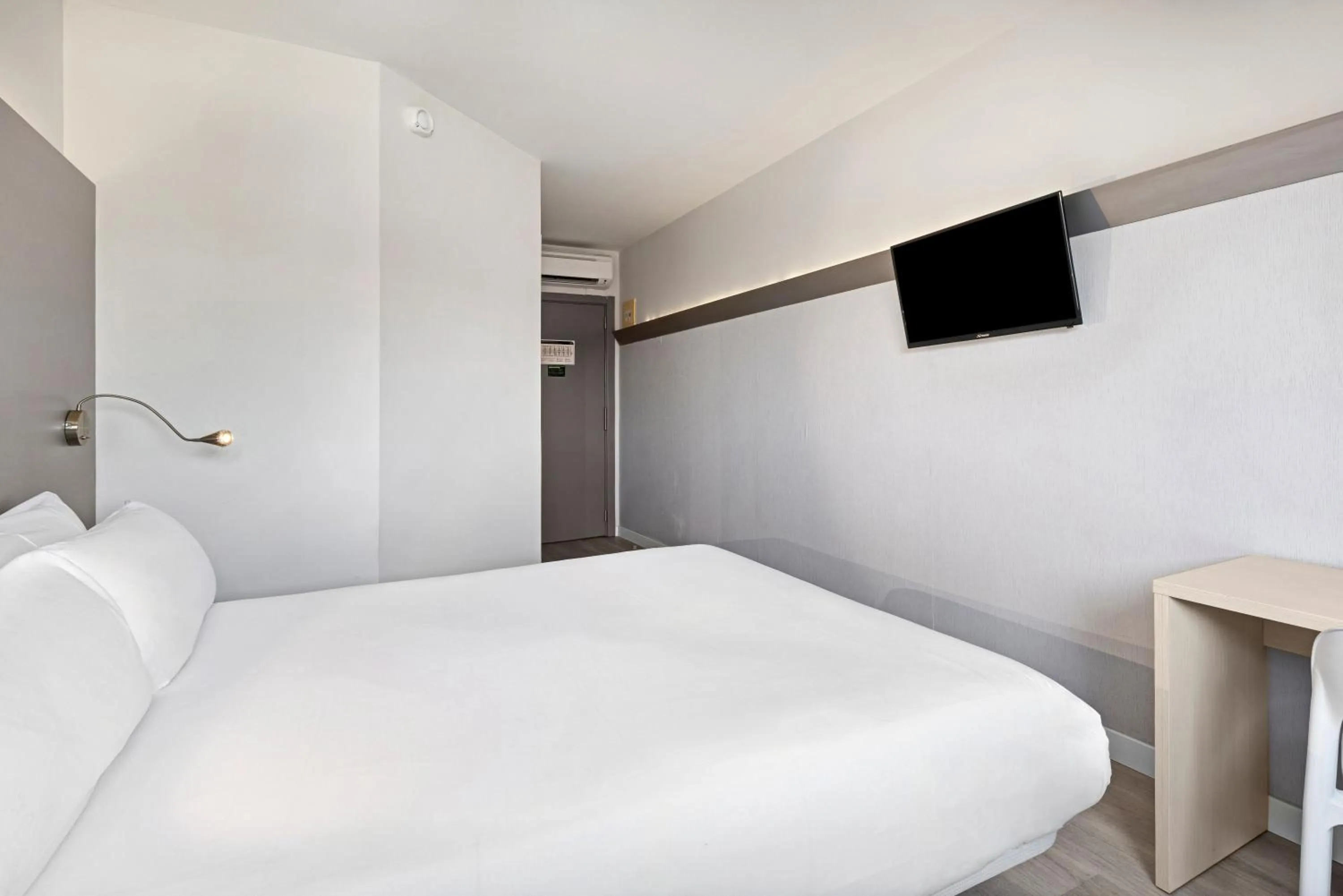 Bed in B&B HOTEL Girona 2