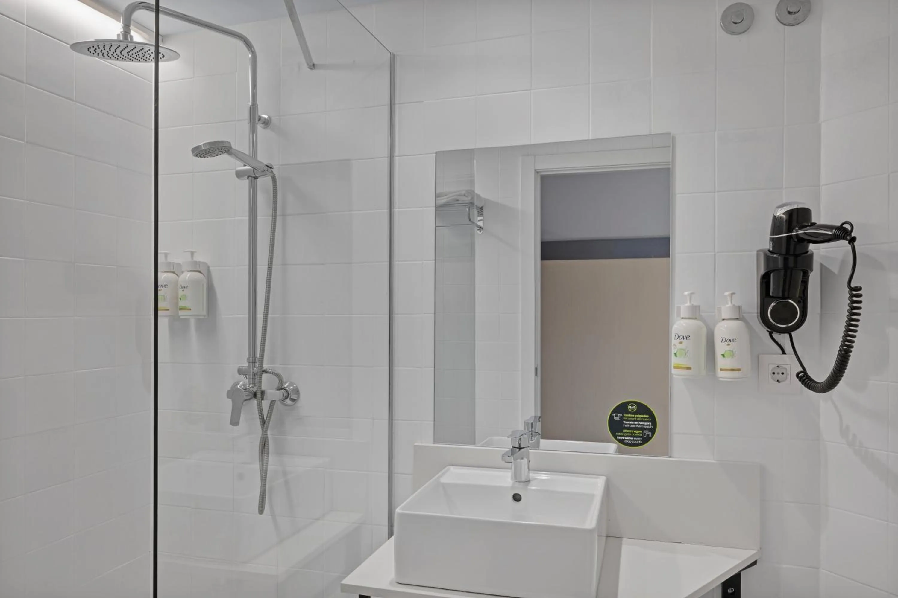 Shower in B&B HOTEL Girona 2