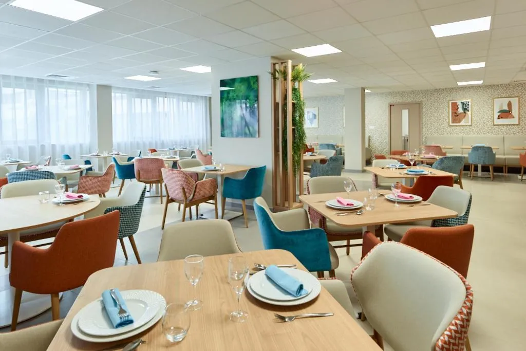 Restaurant/places to eat in Zenao Appart'hôtels Suresnes