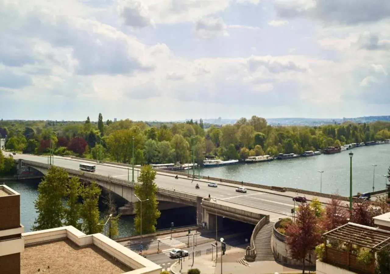 Property building in Zenao Appart'hôtels Suresnes Property building in Zenao Appart'hôtels Suresnes