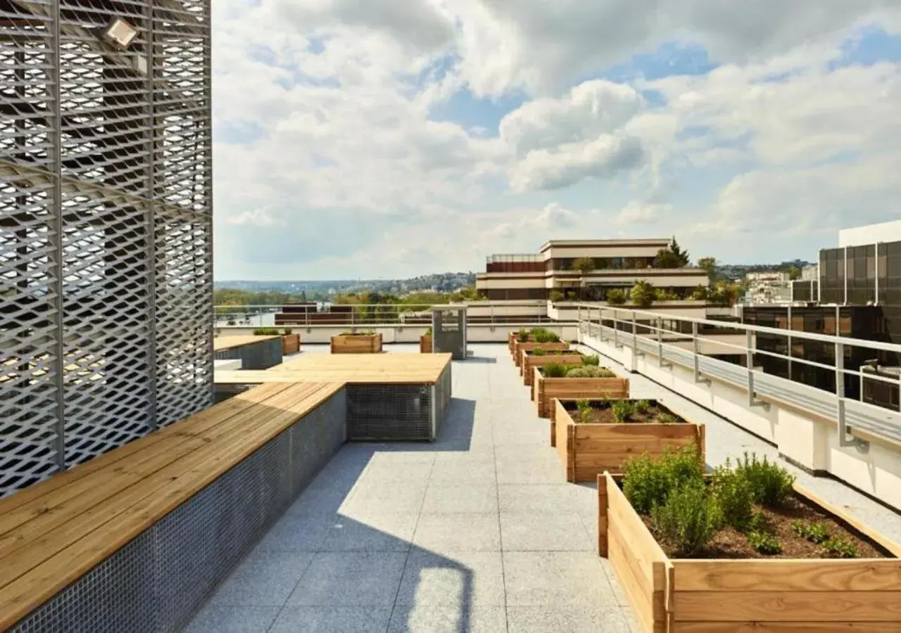 Property building in Zenao Appart'hôtels Suresnes Property building in Zenao Appart'hôtels Suresnes