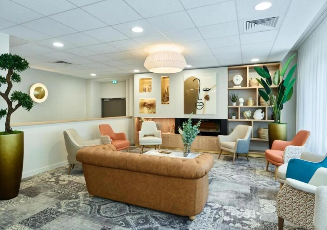 Communal lounge/ TV room in Zenao Appart'hôtels Suresnes