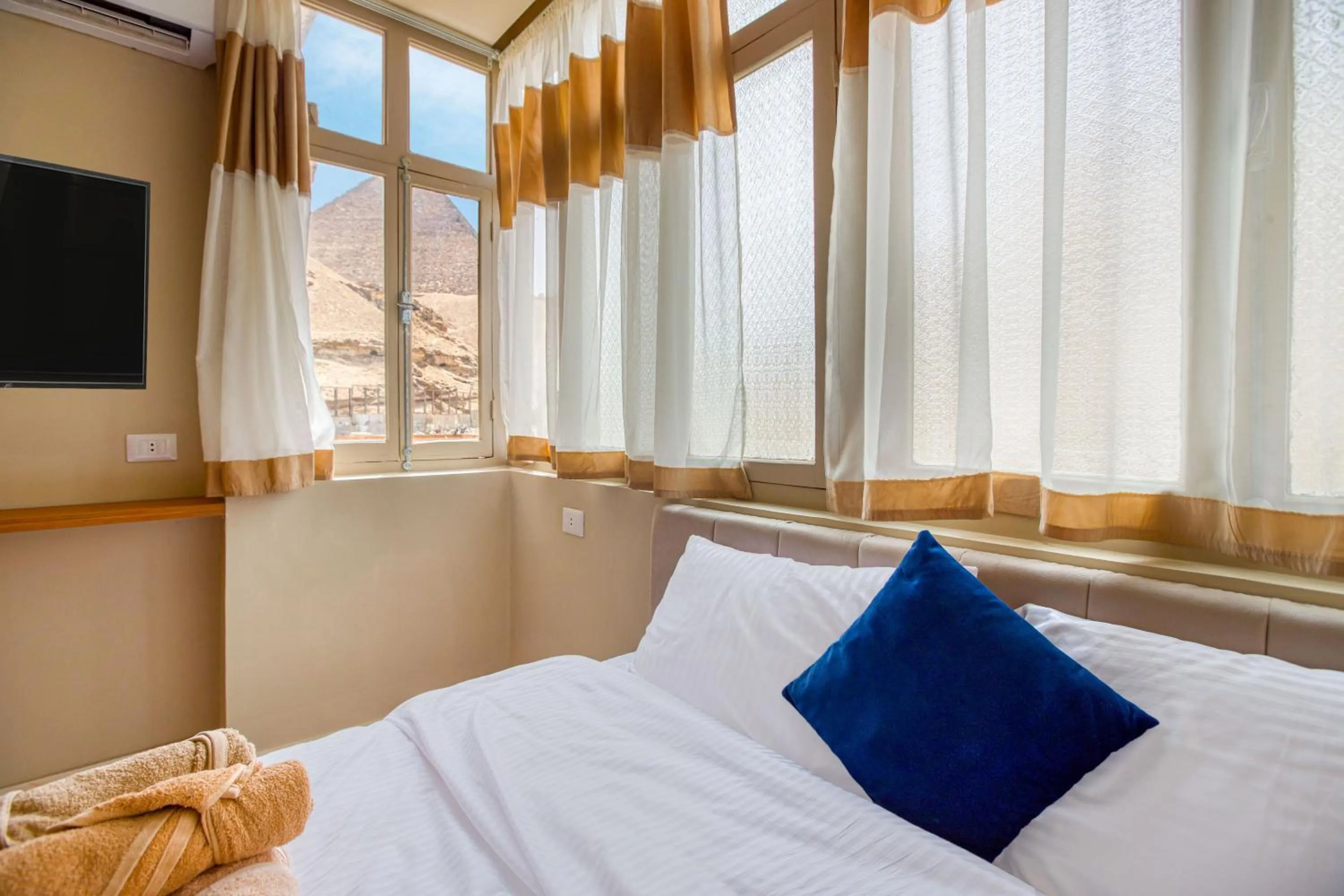 Bedroom, Bed in Villa Khufu Pyramids Hotel