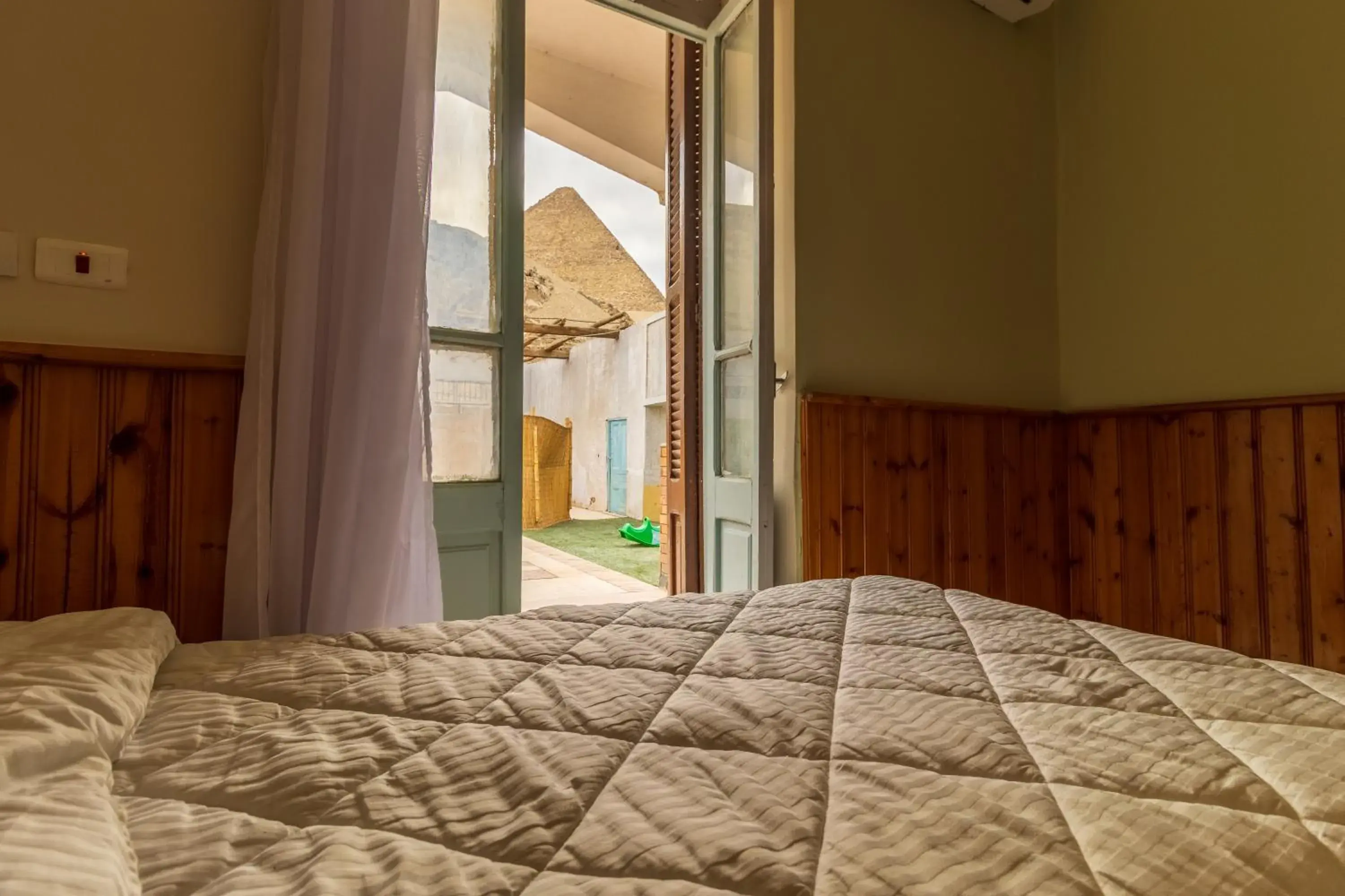 View (from property/room), Bed in Villa Khufu Pyramids Hotel View (from property/room), Bed in Villa Khufu Pyramids Hotel