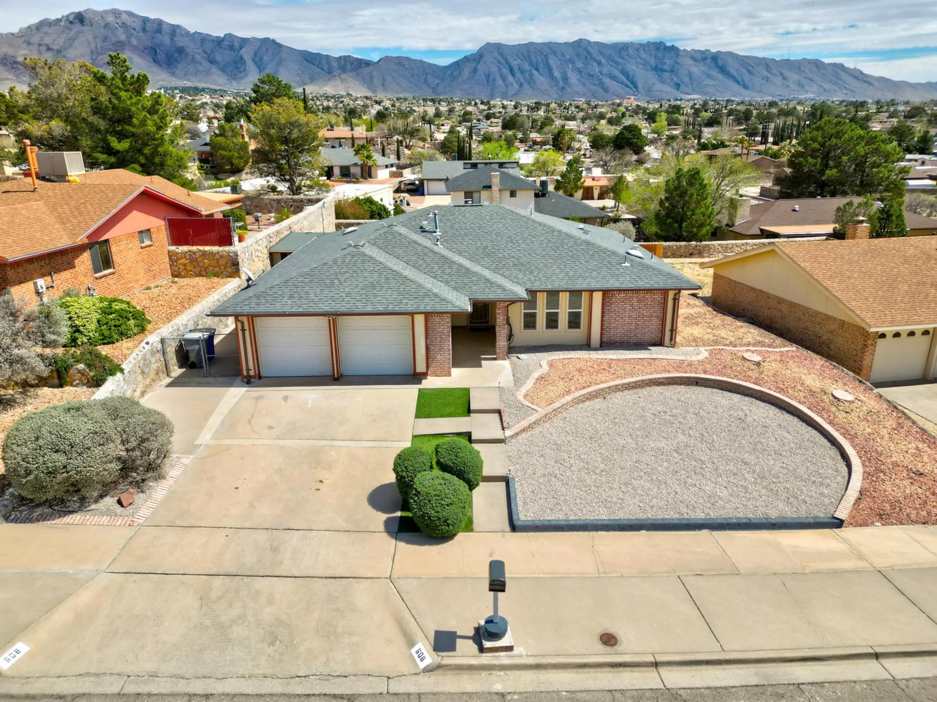 Property building in Home with Mountain View/Pool/Tub