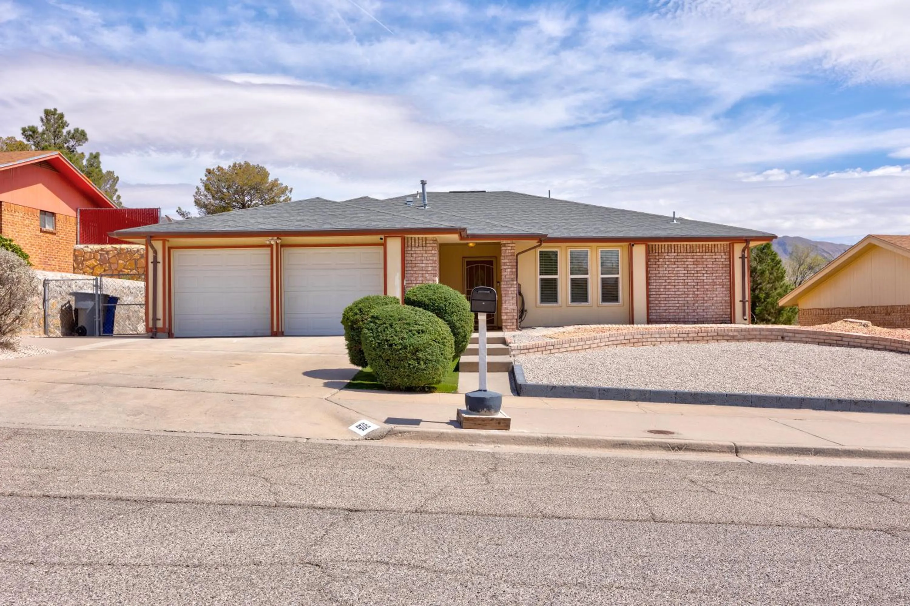 Property building in Home with Mountain View/Pool/Tub