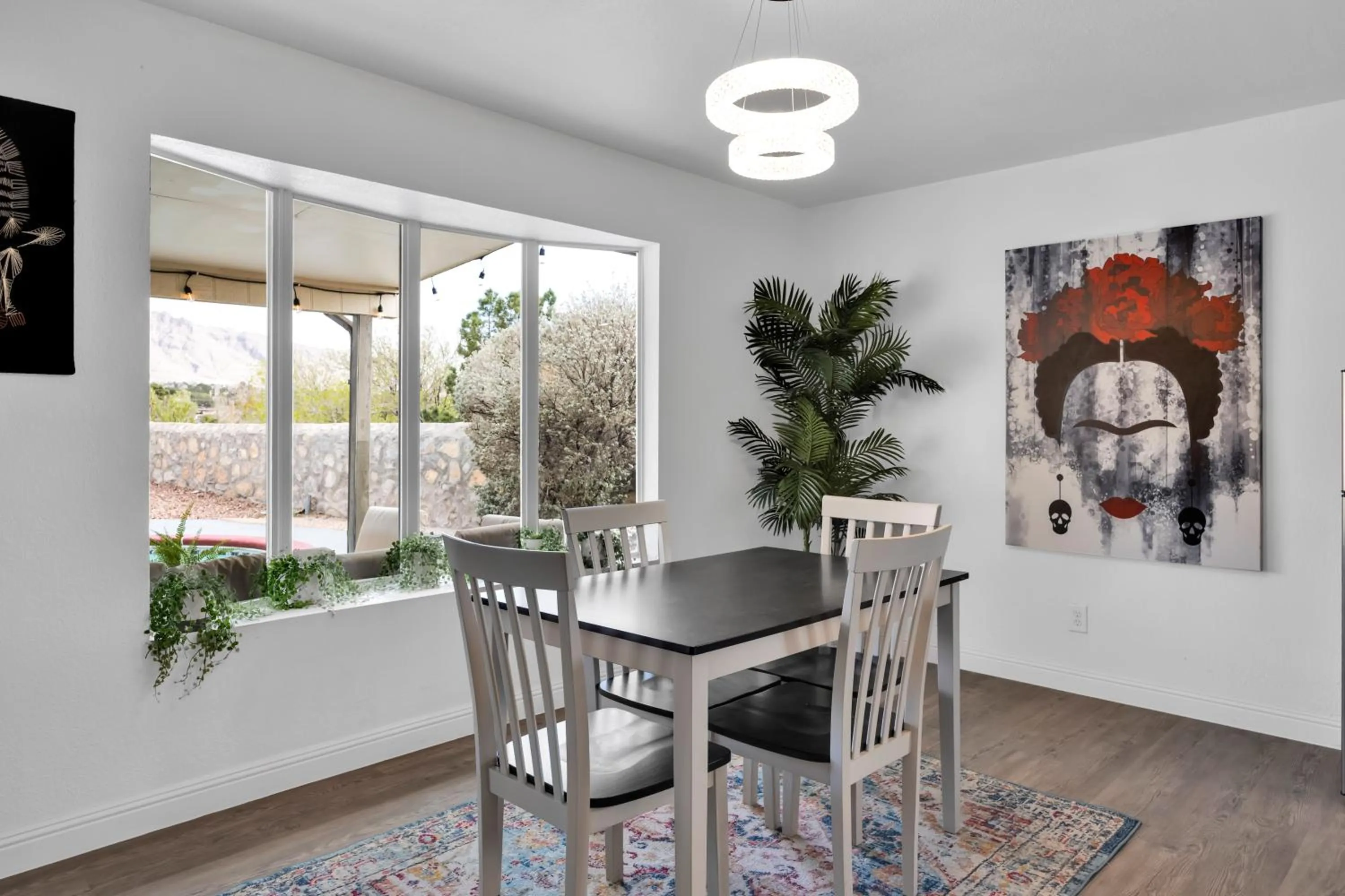 Seating area in Home with Mountain View/Pool/Tub