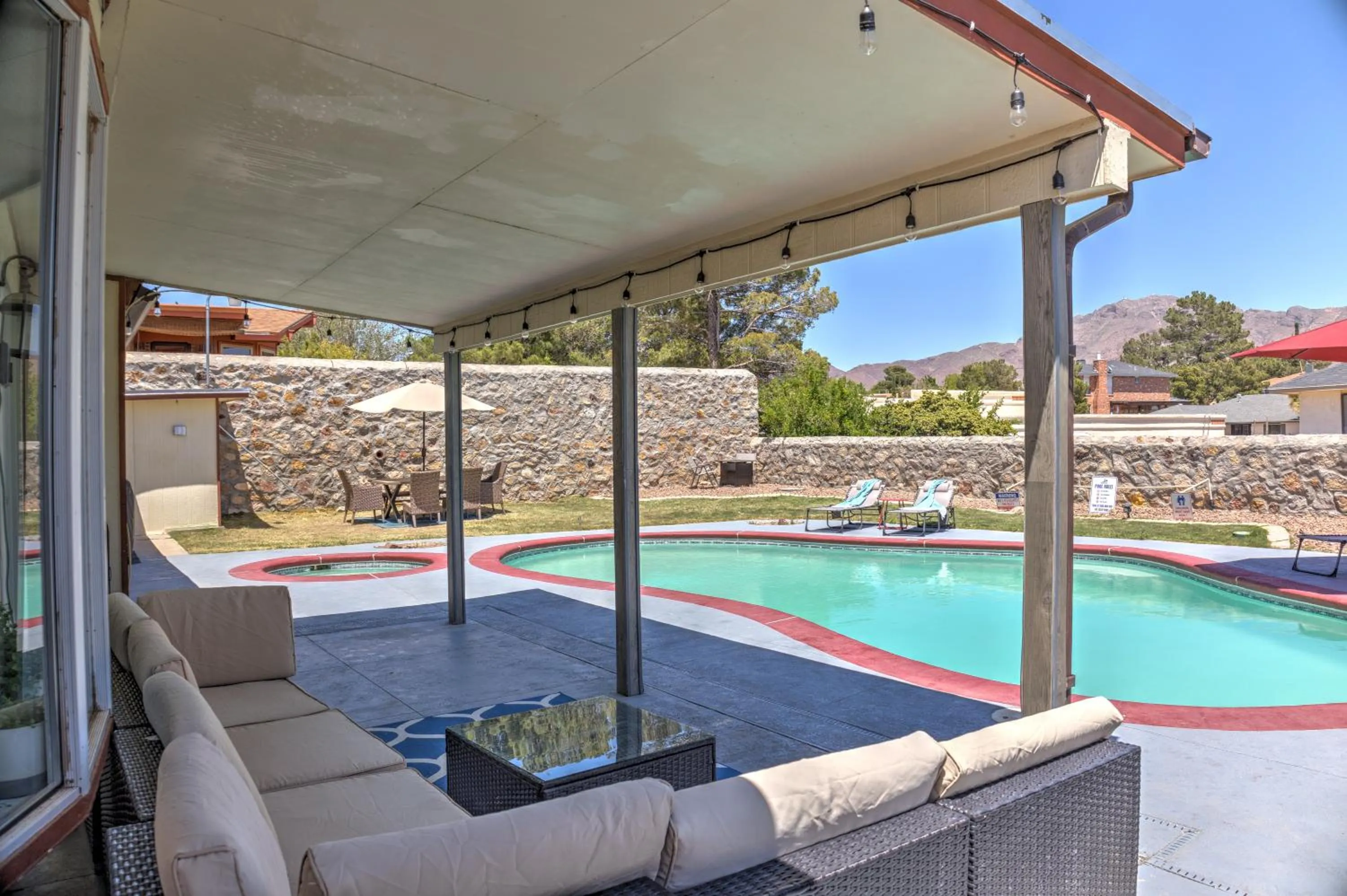 Home with Mountain View/Pool/Tub
