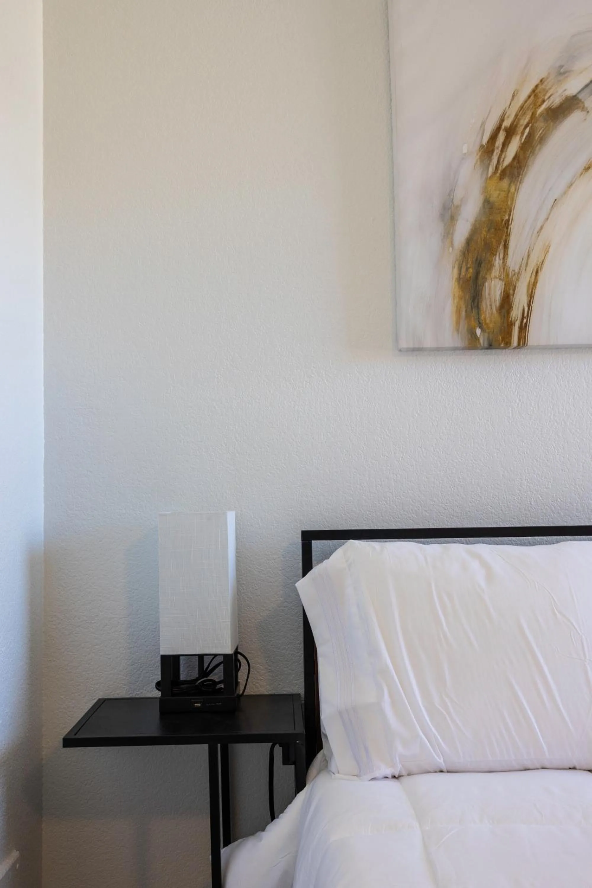 Decorative detail, Bed in Home with Mountain View/Pool/Tub