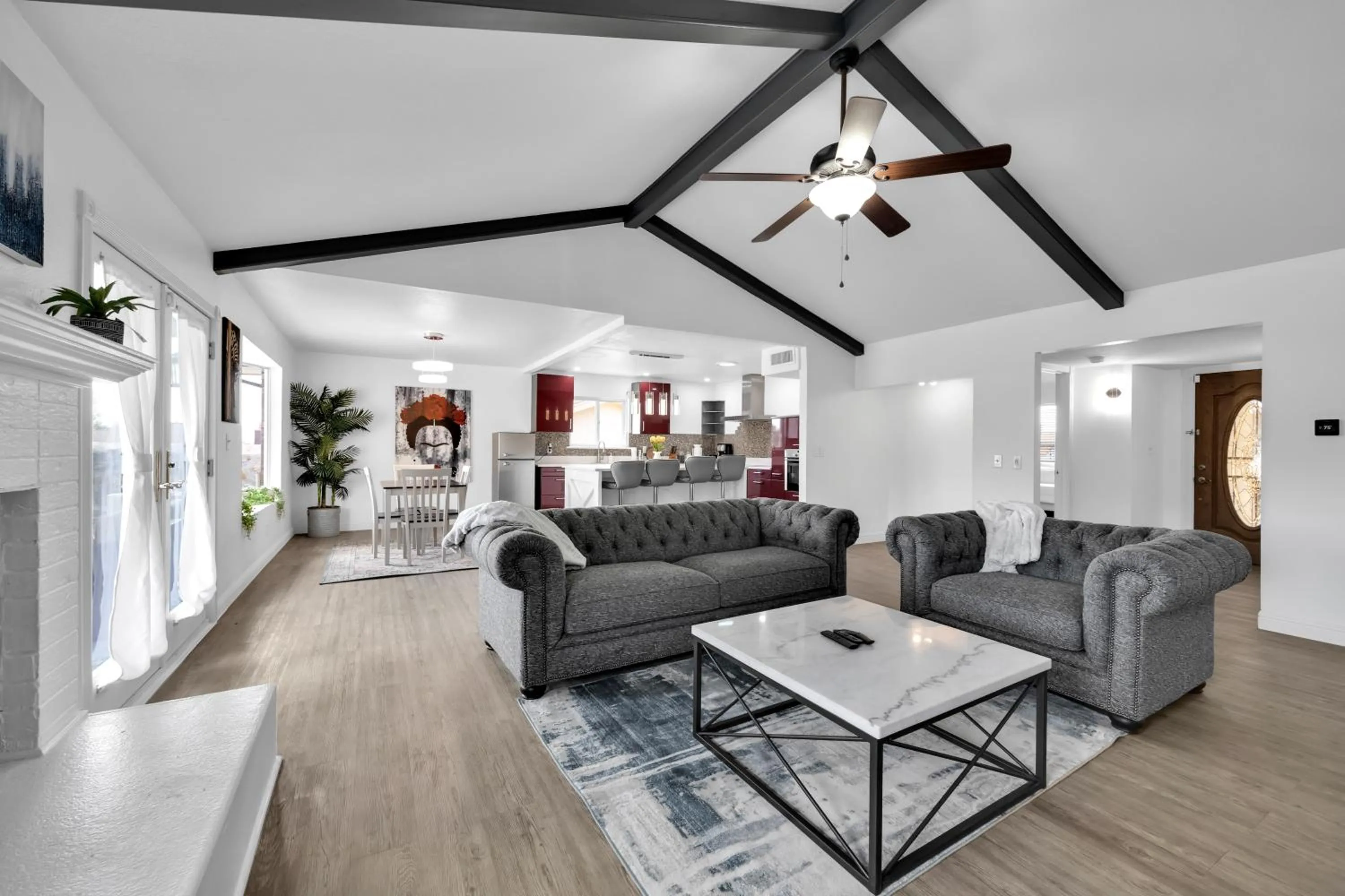 Living room in Home with Mountain View/Pool/Tub