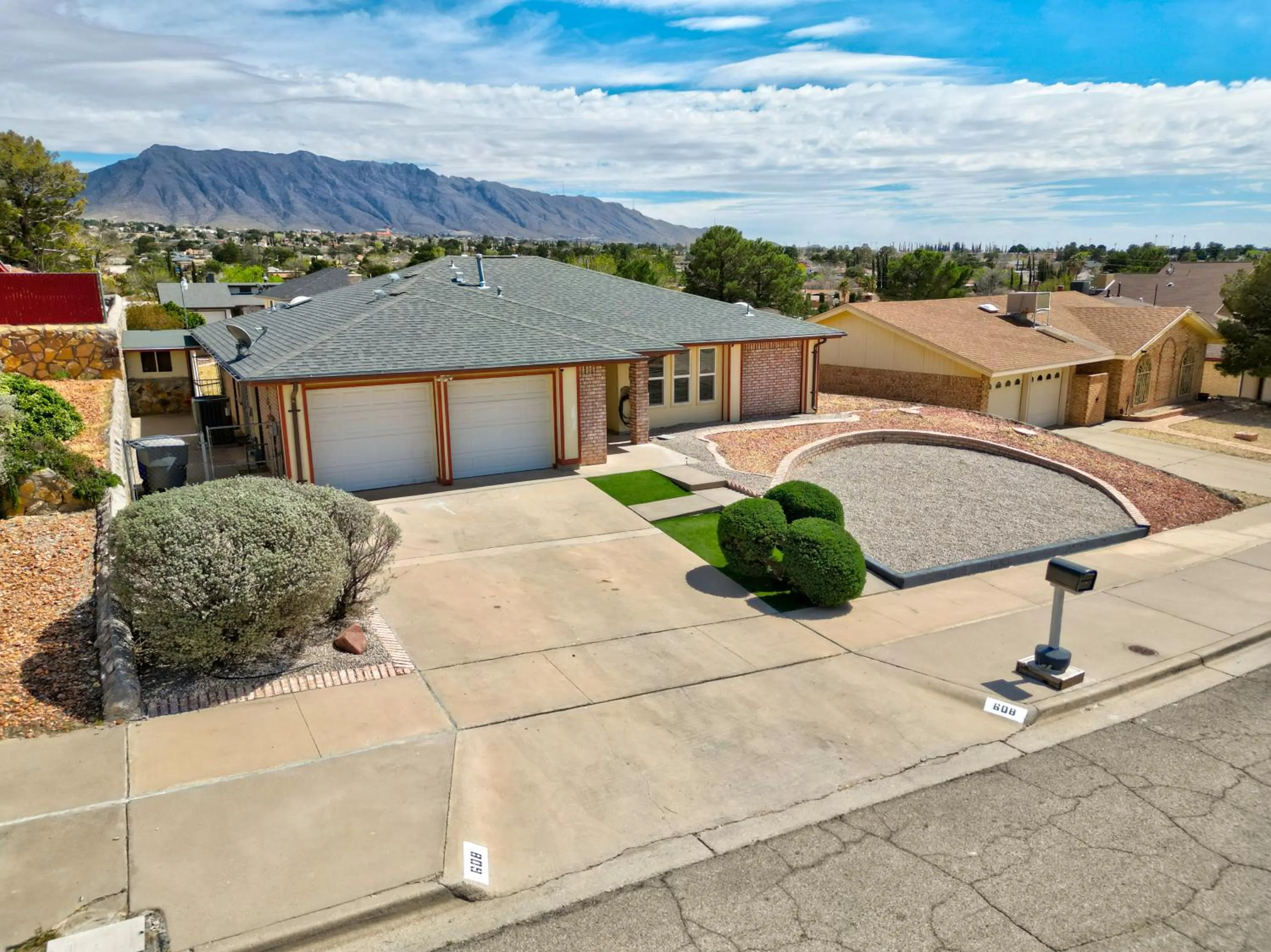 Property building in Home with Mountain View/Pool/Tub
