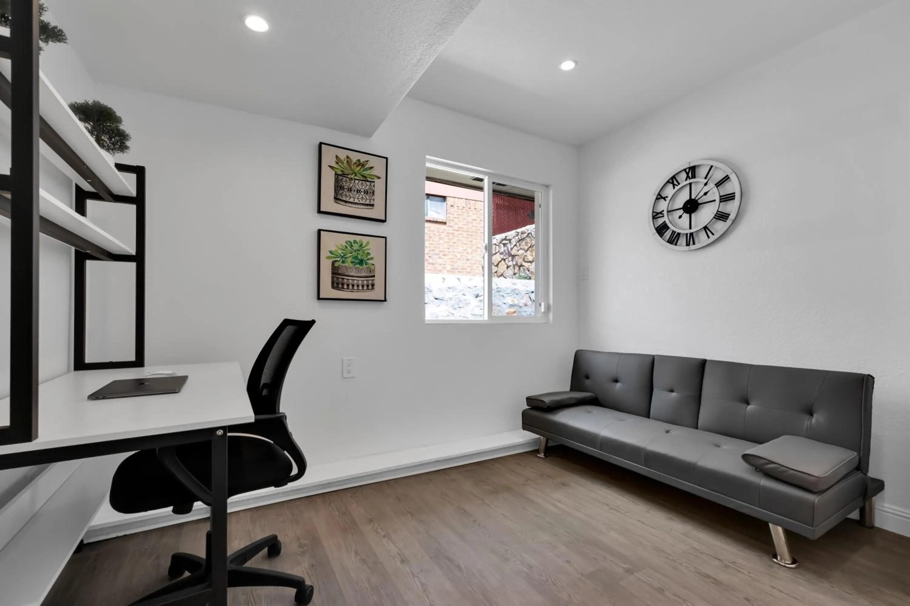 hair dresser in Home with Mountain View/Pool/Tub