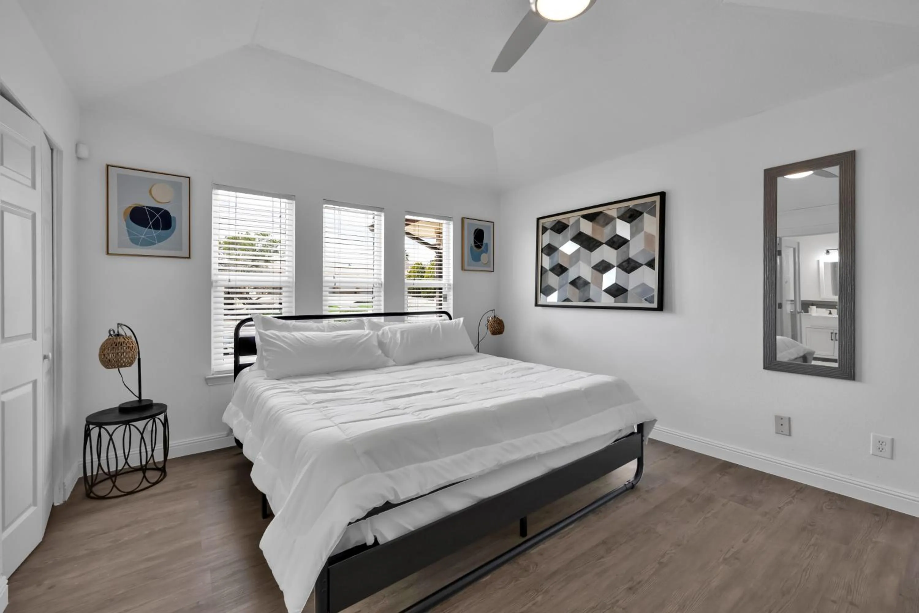 Bed in Home with Mountain View/Pool/Tub