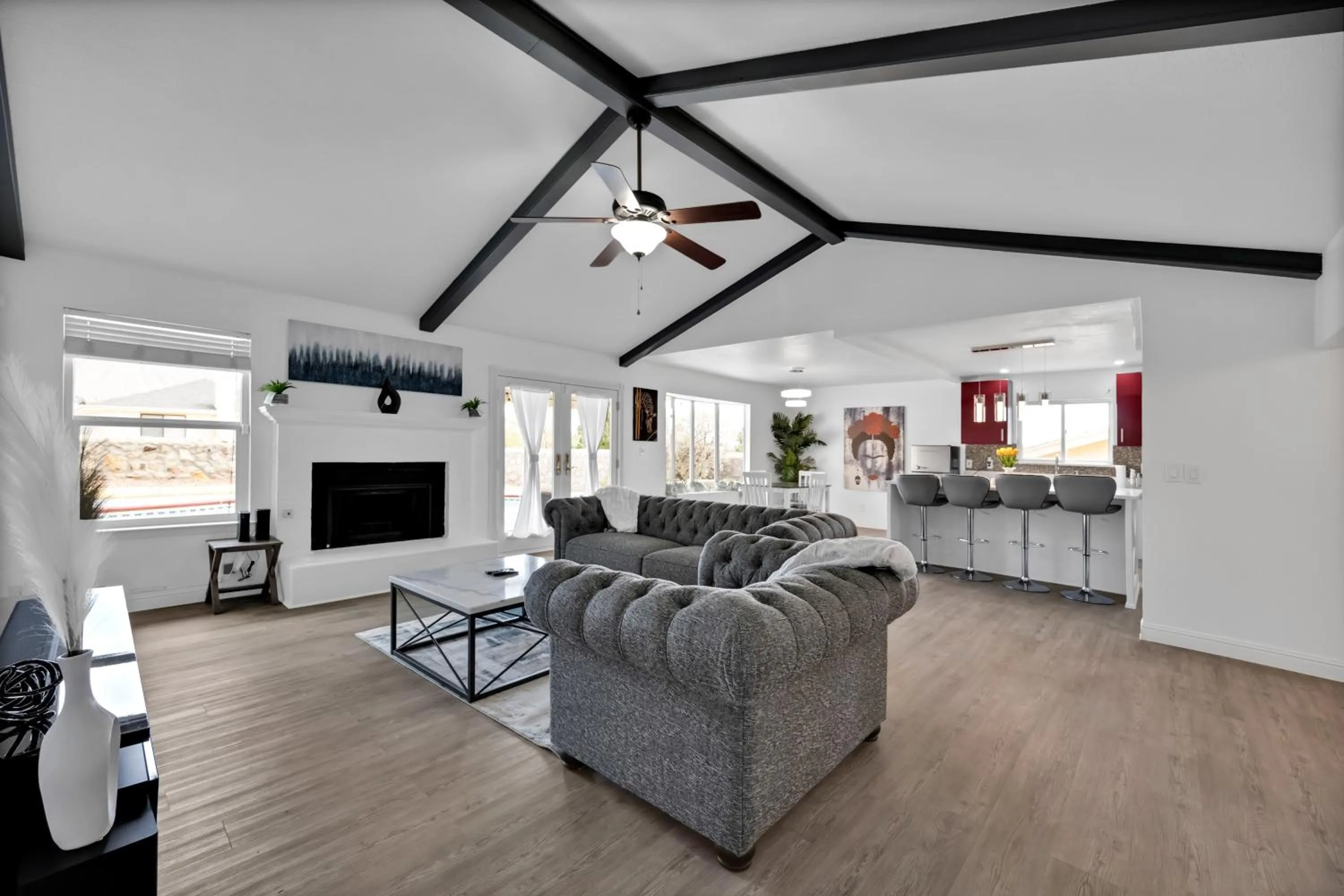 TV and multimedia in Home with Mountain View/Pool/Tub