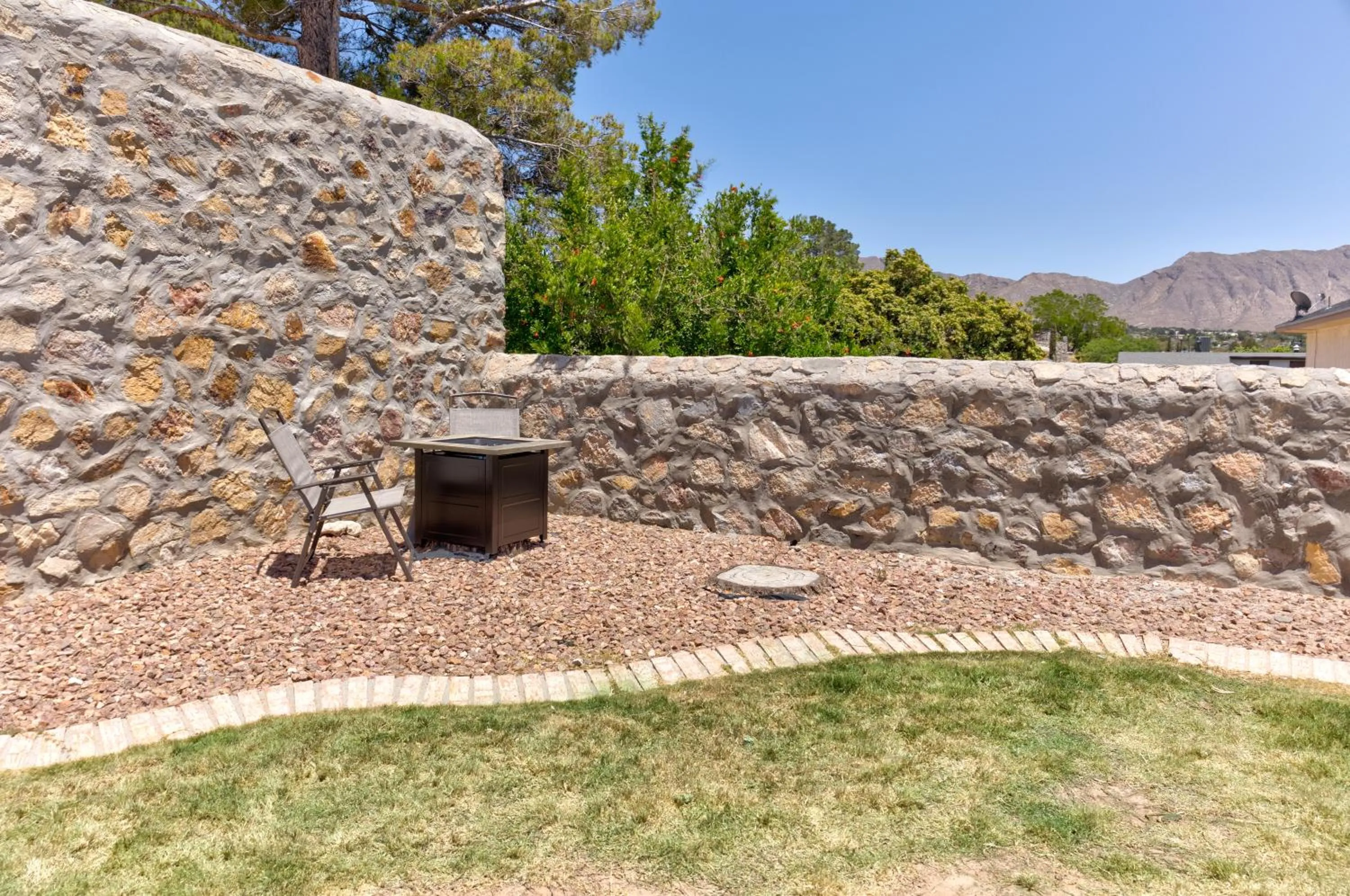 Home with Mountain View/Pool/Tub