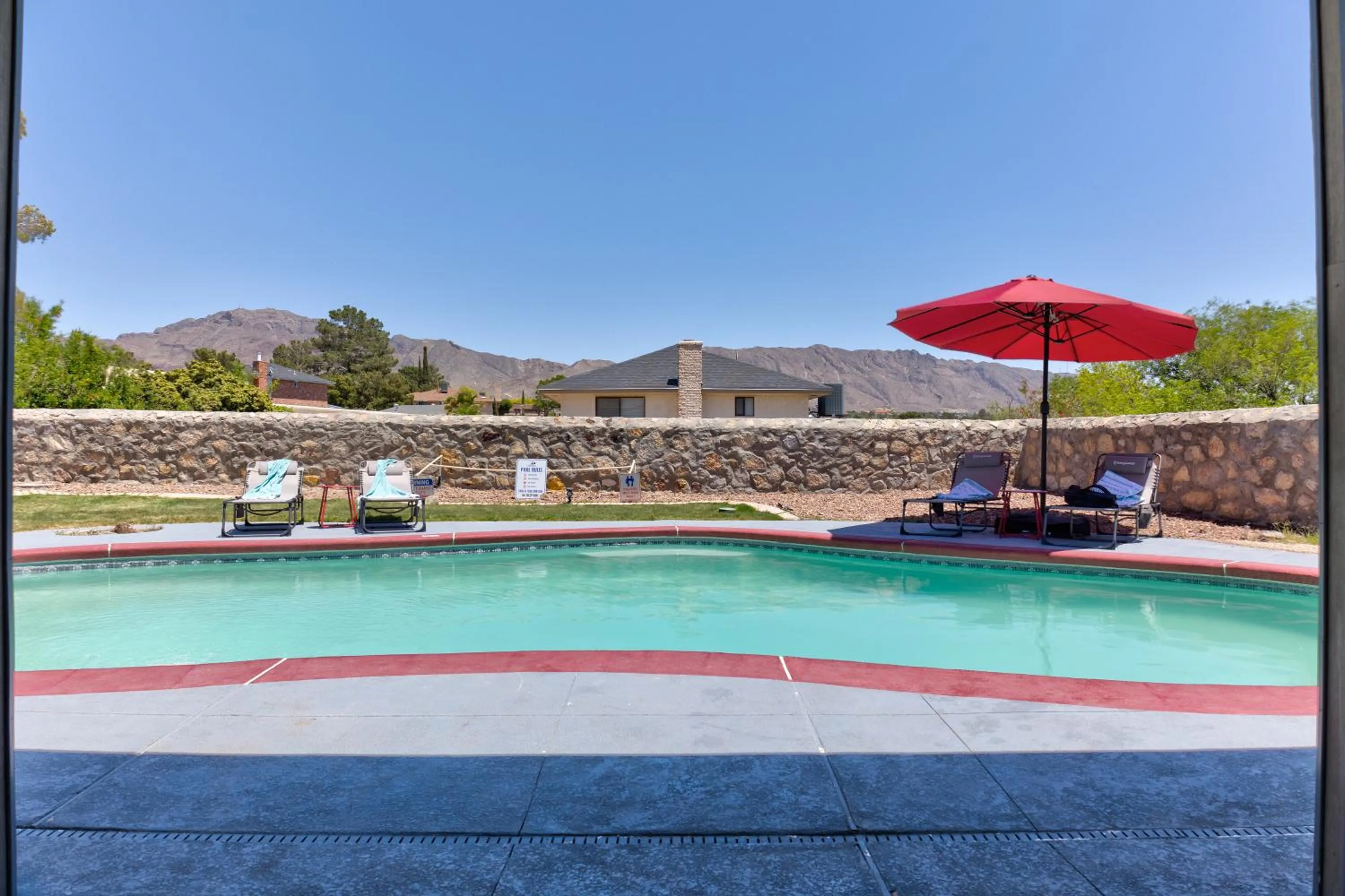 Home with Mountain View/Pool/Tub