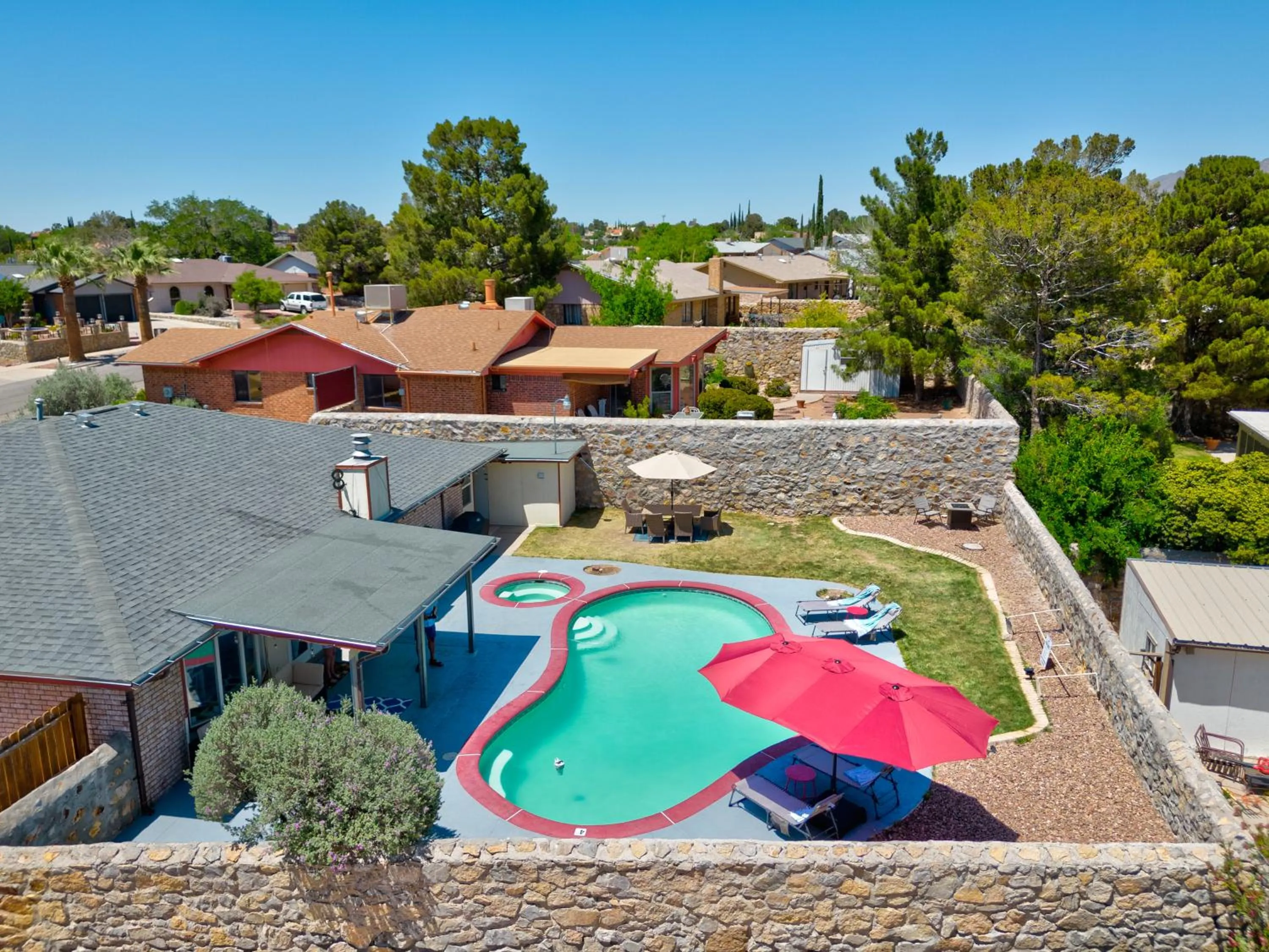 Home with Mountain View/Pool/Tub