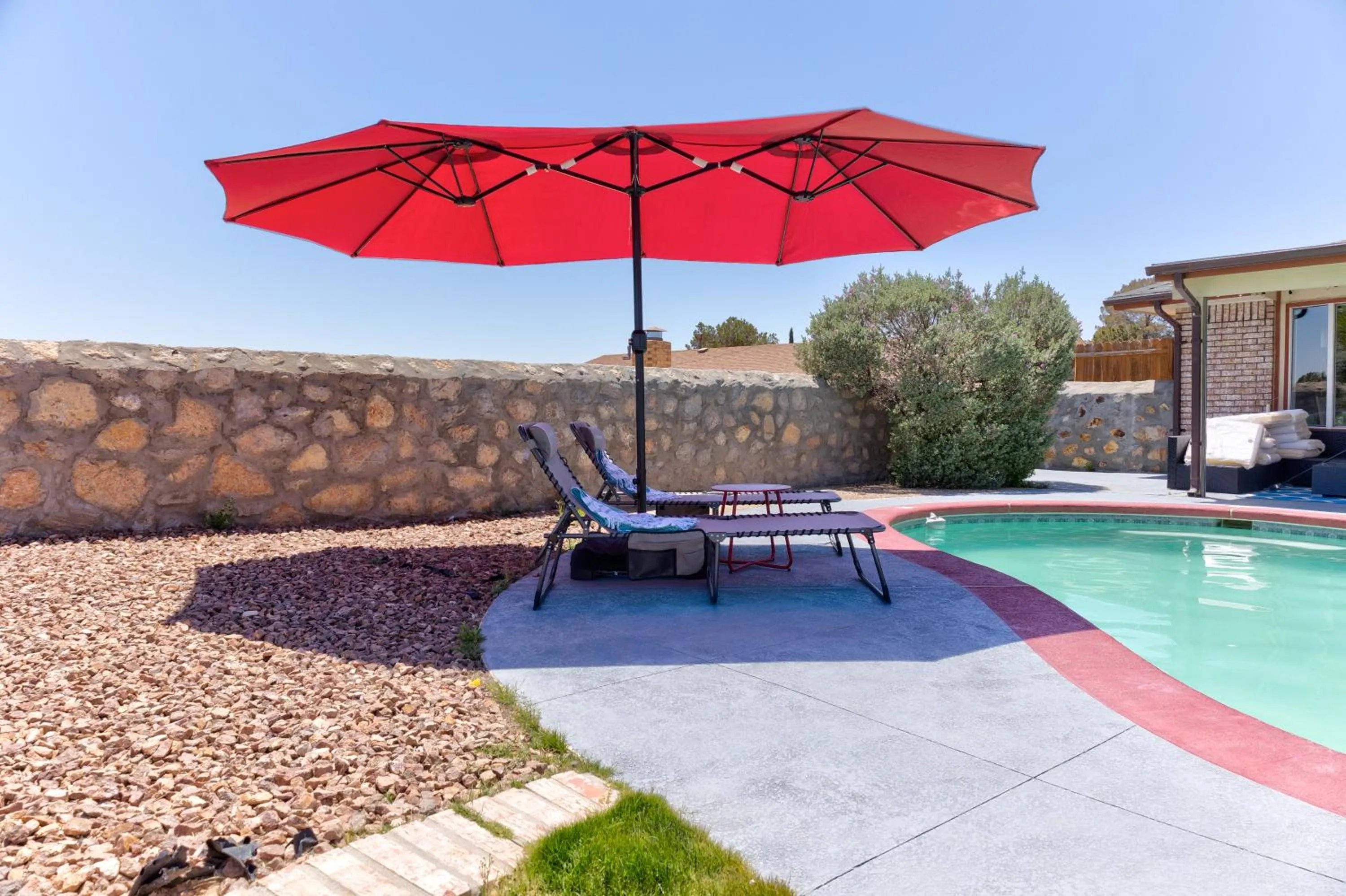 Home with Mountain View/Pool/Tub