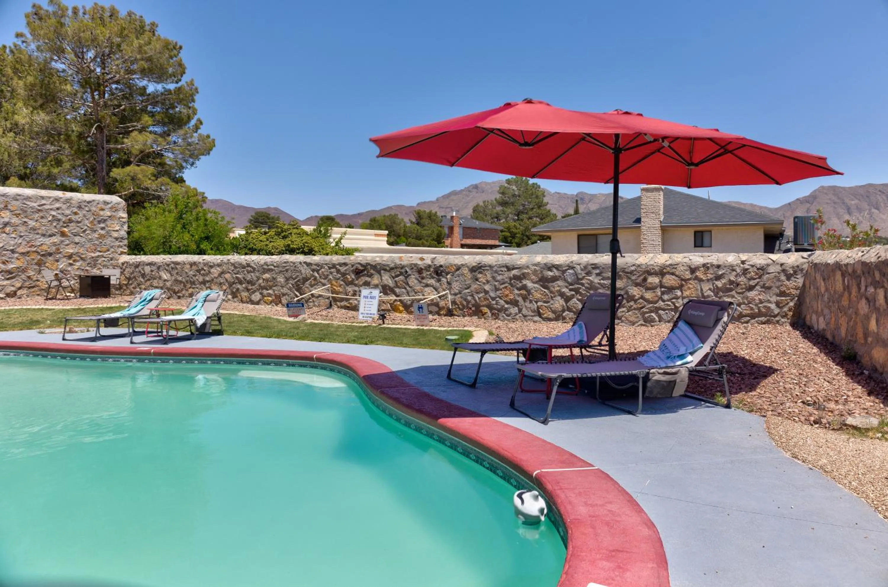 Home with Mountain View/Pool/Tub
