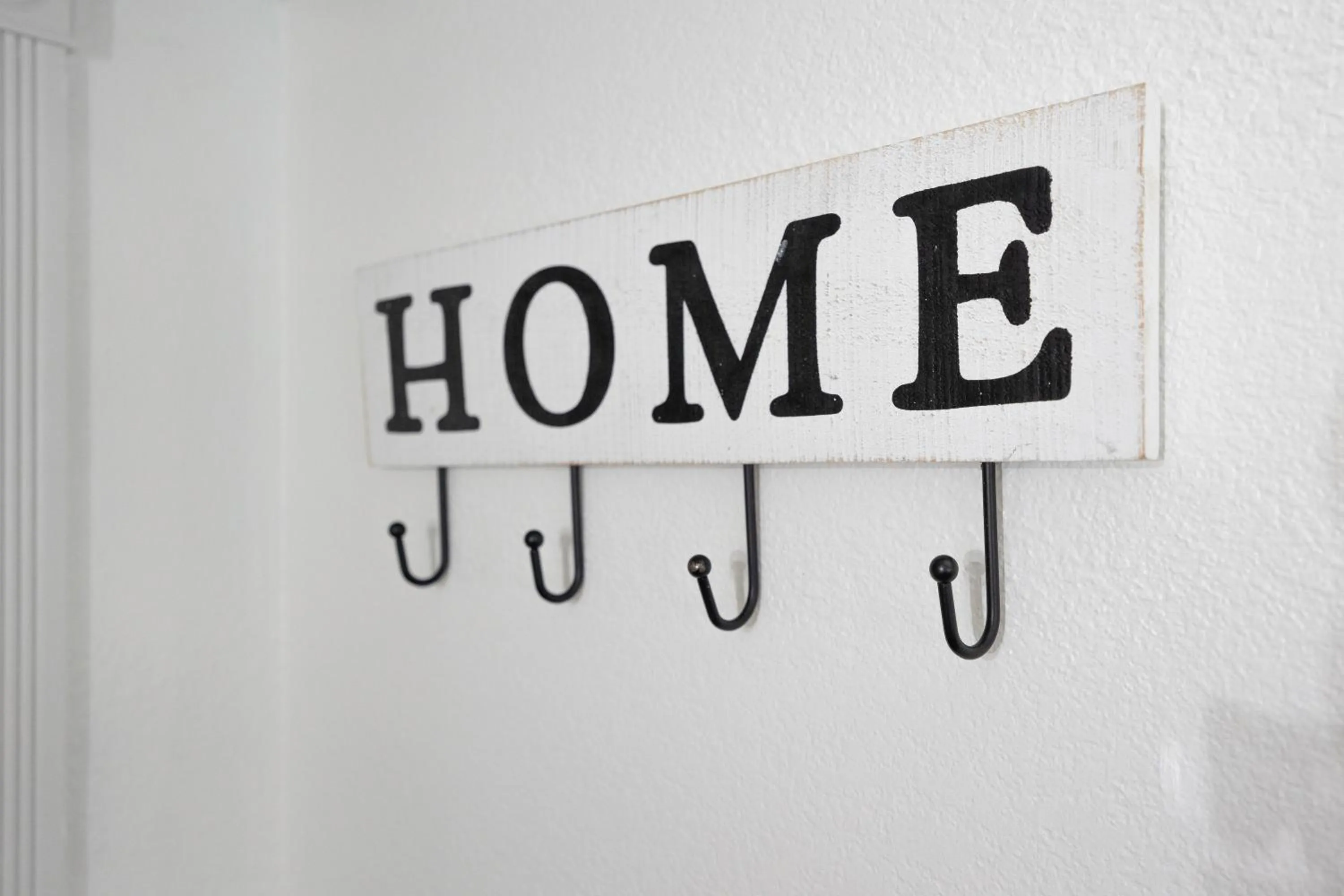 Logo/Certificate/Sign in Home with Mountain View/Pool/Tub