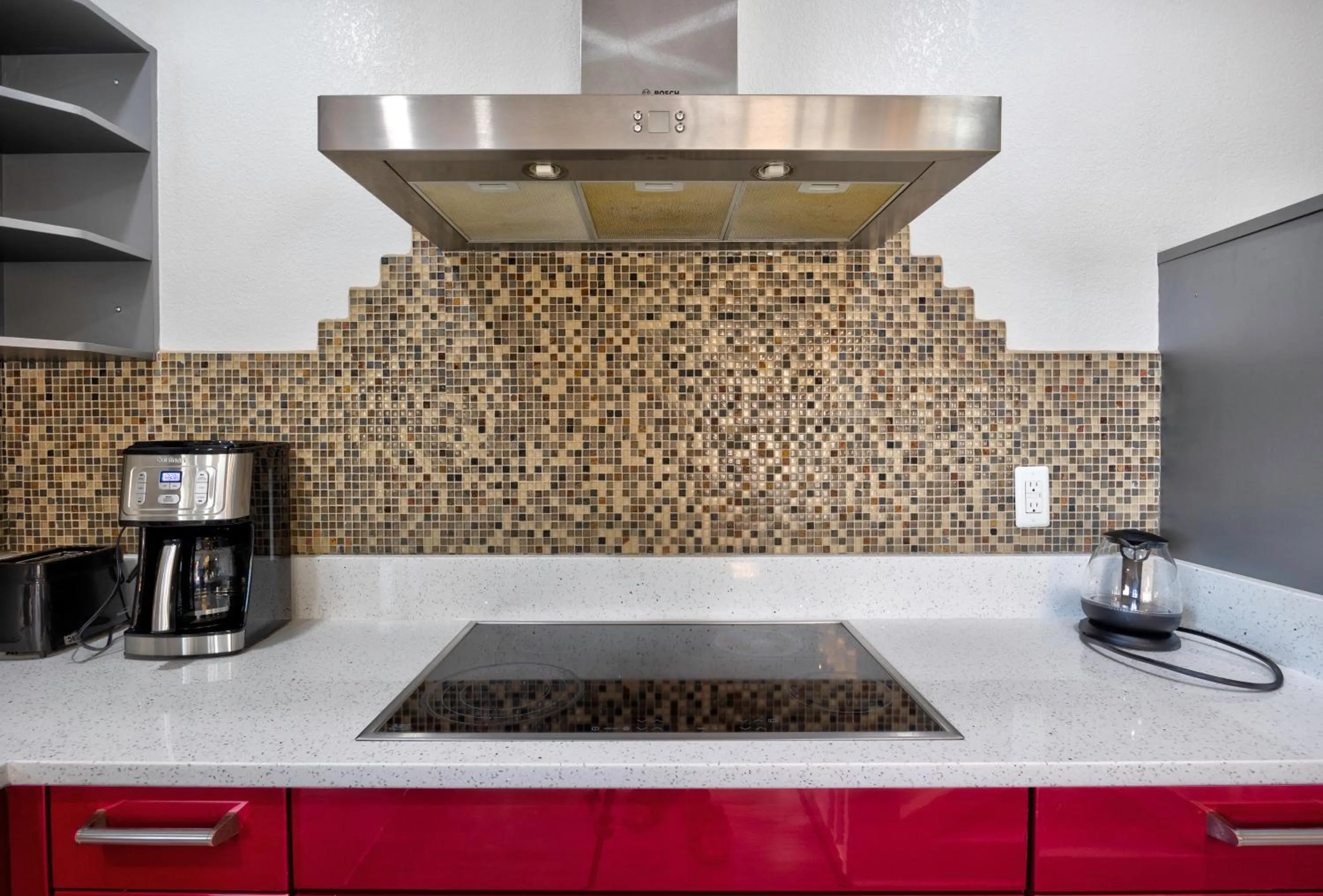 Coffee/tea facilities in Home with Mountain View/Pool/Tub