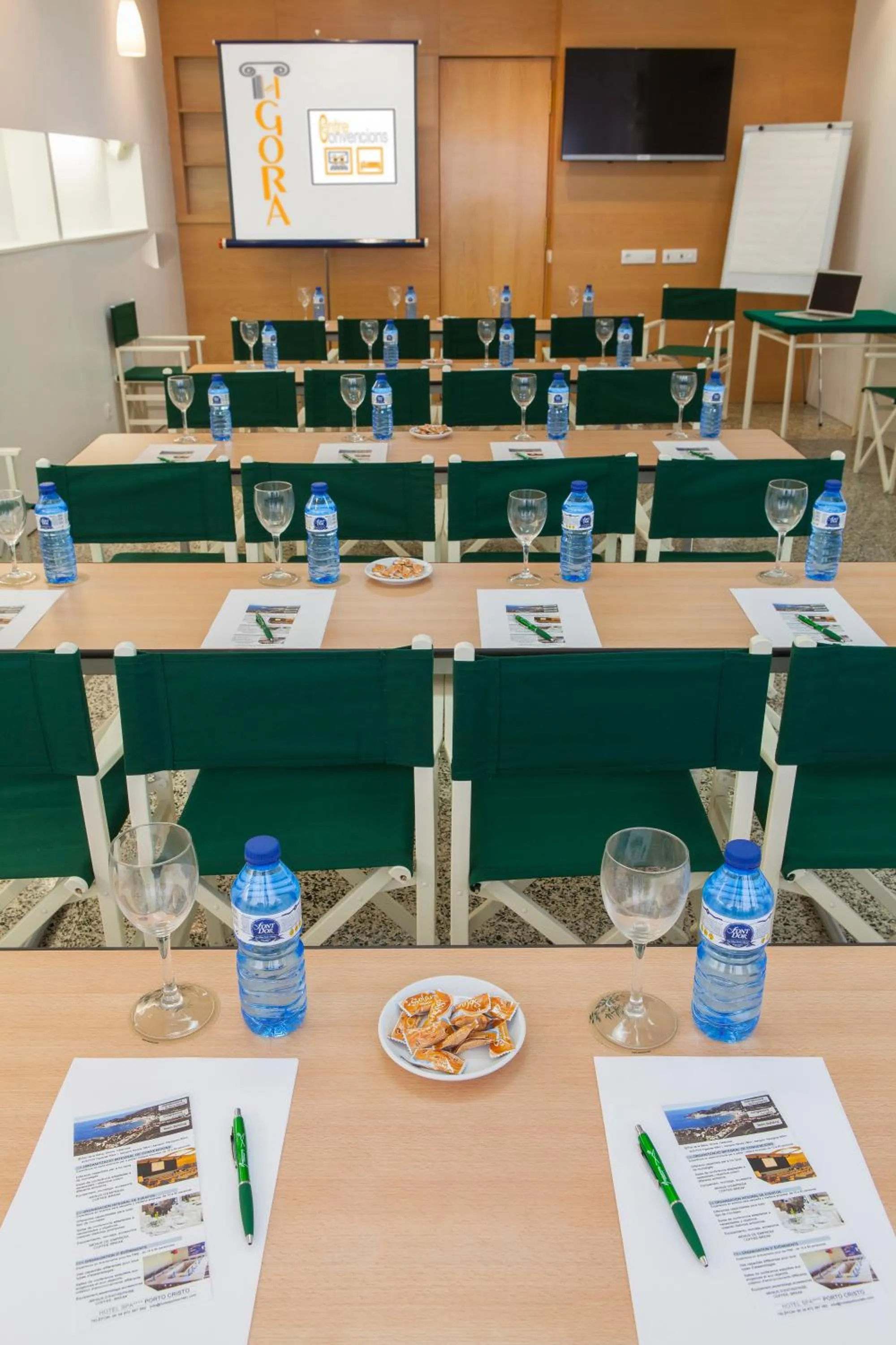 Communal lounge/ TV room in Hotel Spa Porto Cristo