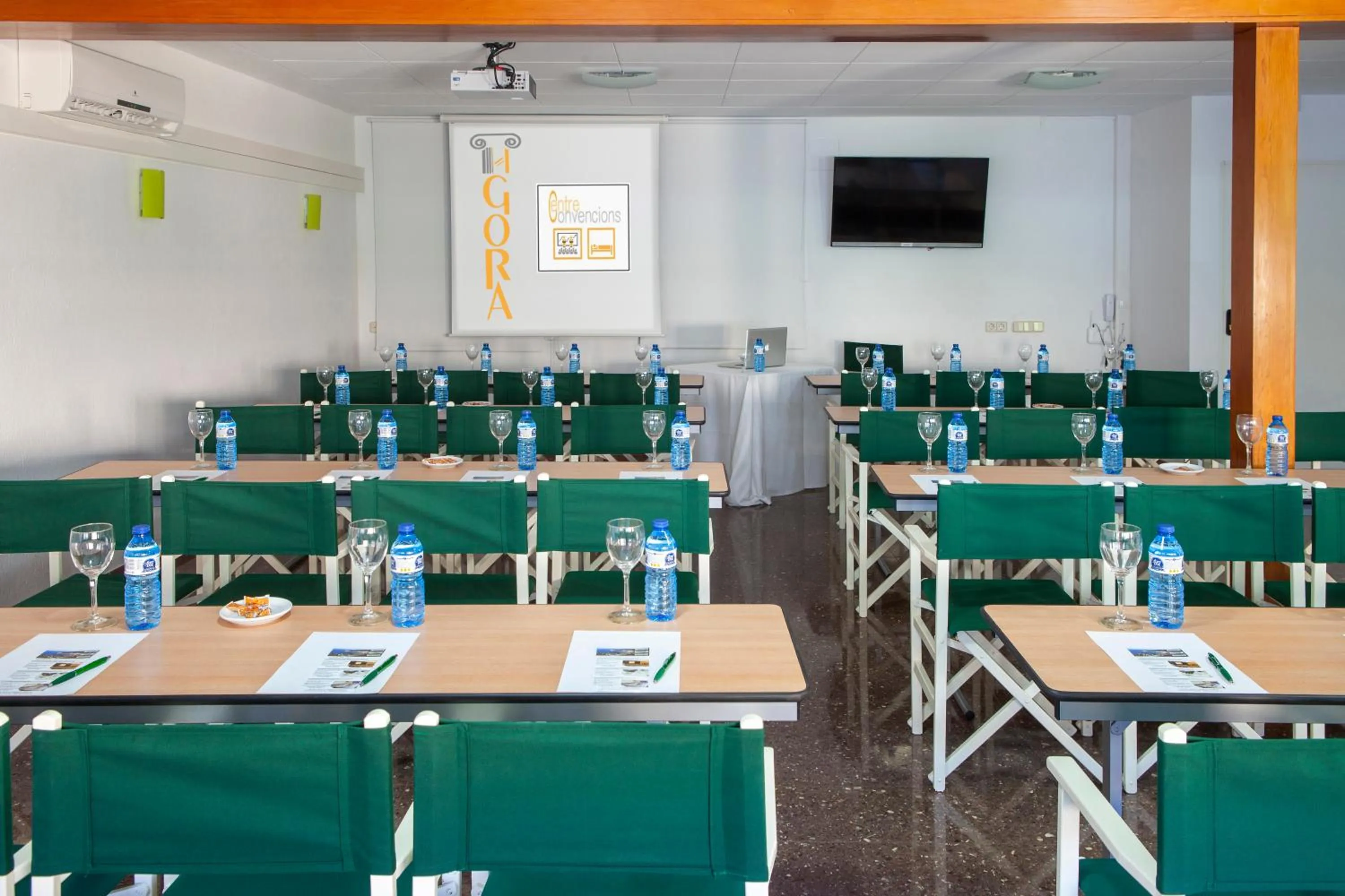 Communal lounge/ TV room in Hotel Spa Porto Cristo