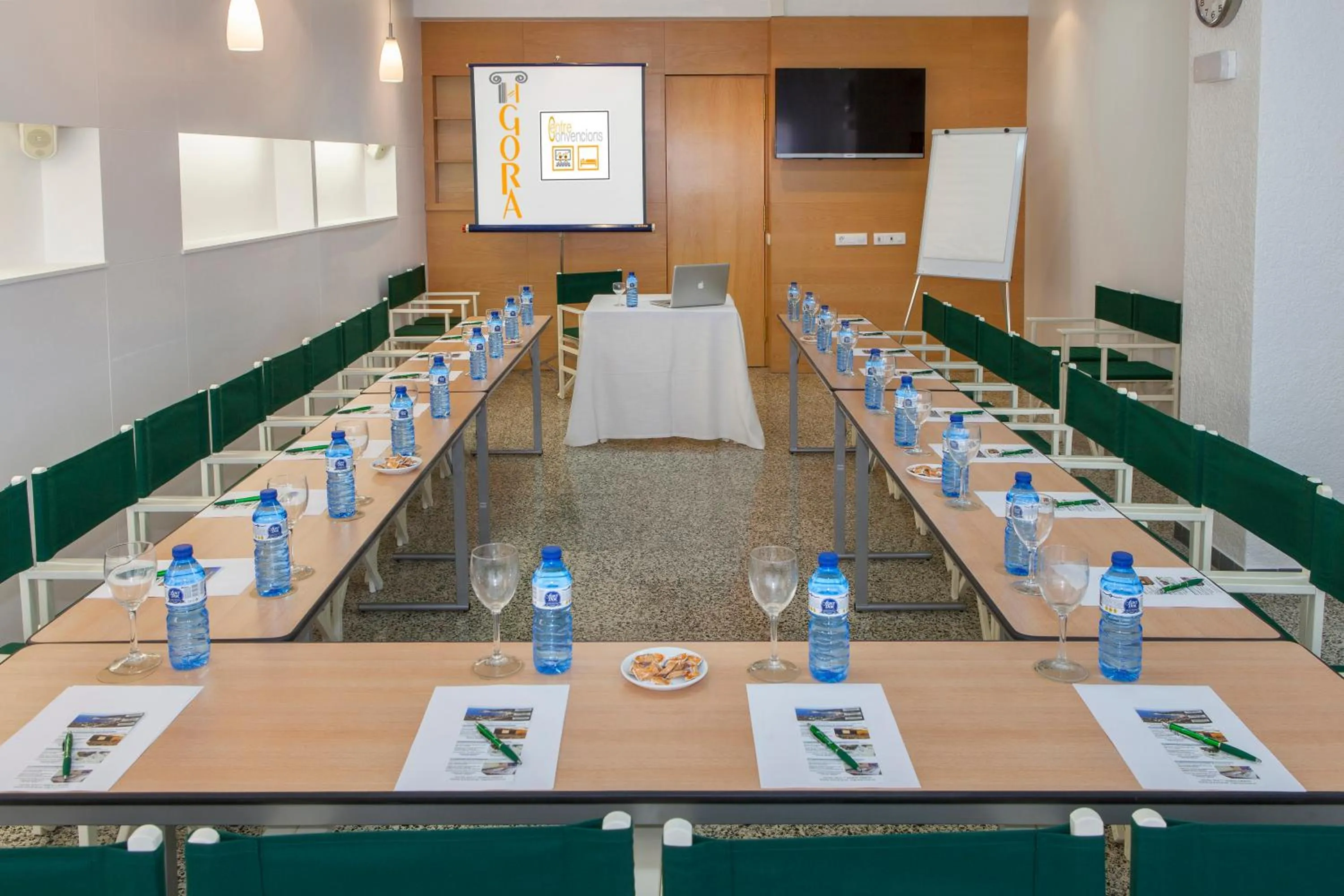 Communal lounge/ TV room in Hotel Spa Porto Cristo