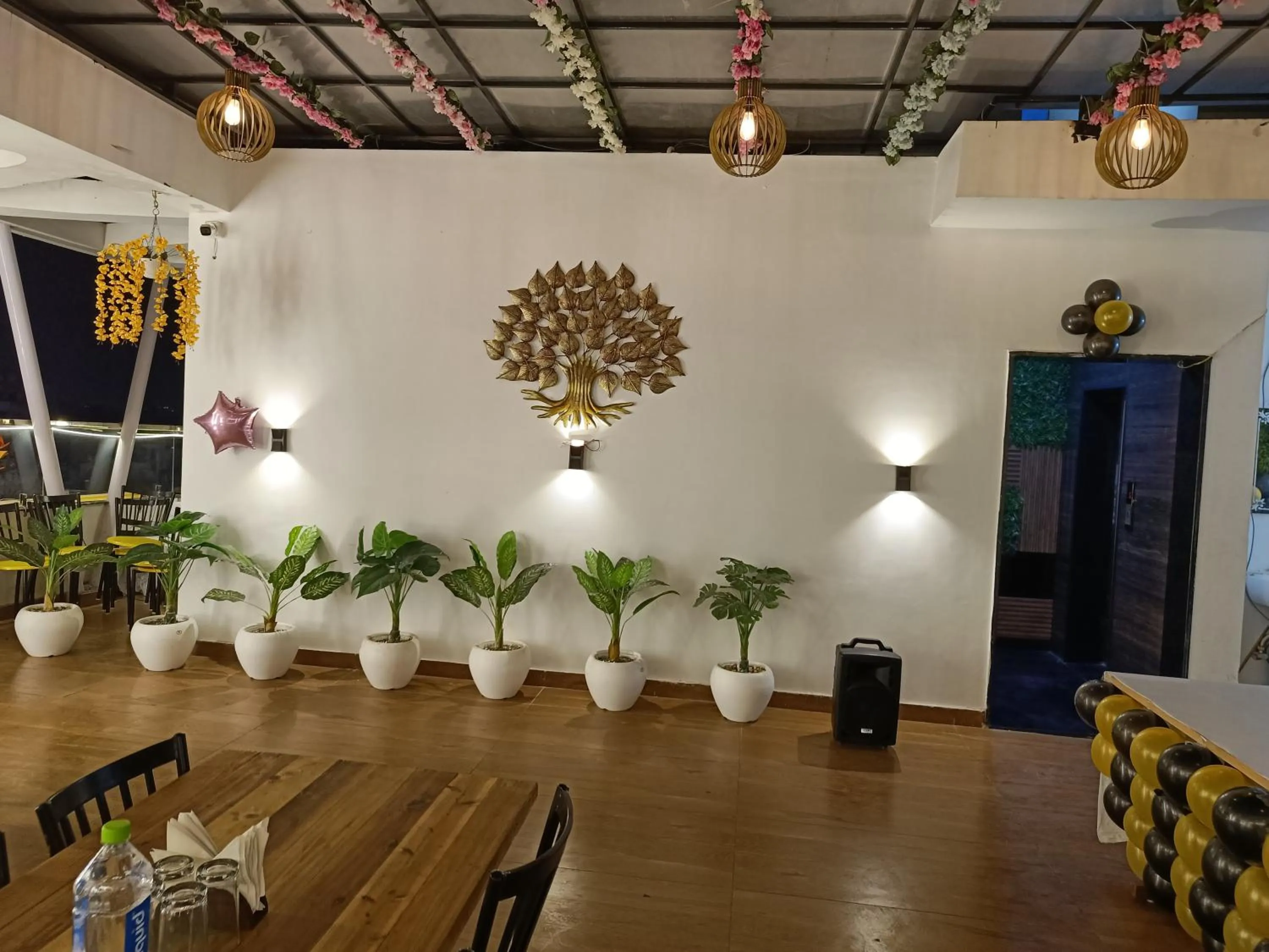 Restaurant/places to eat in Hotel Imperial Crown